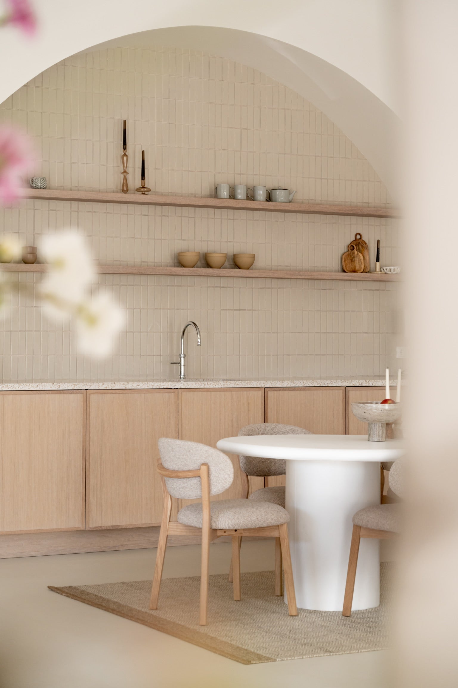 Krzesło MIKKY taupe z dębową podstawą