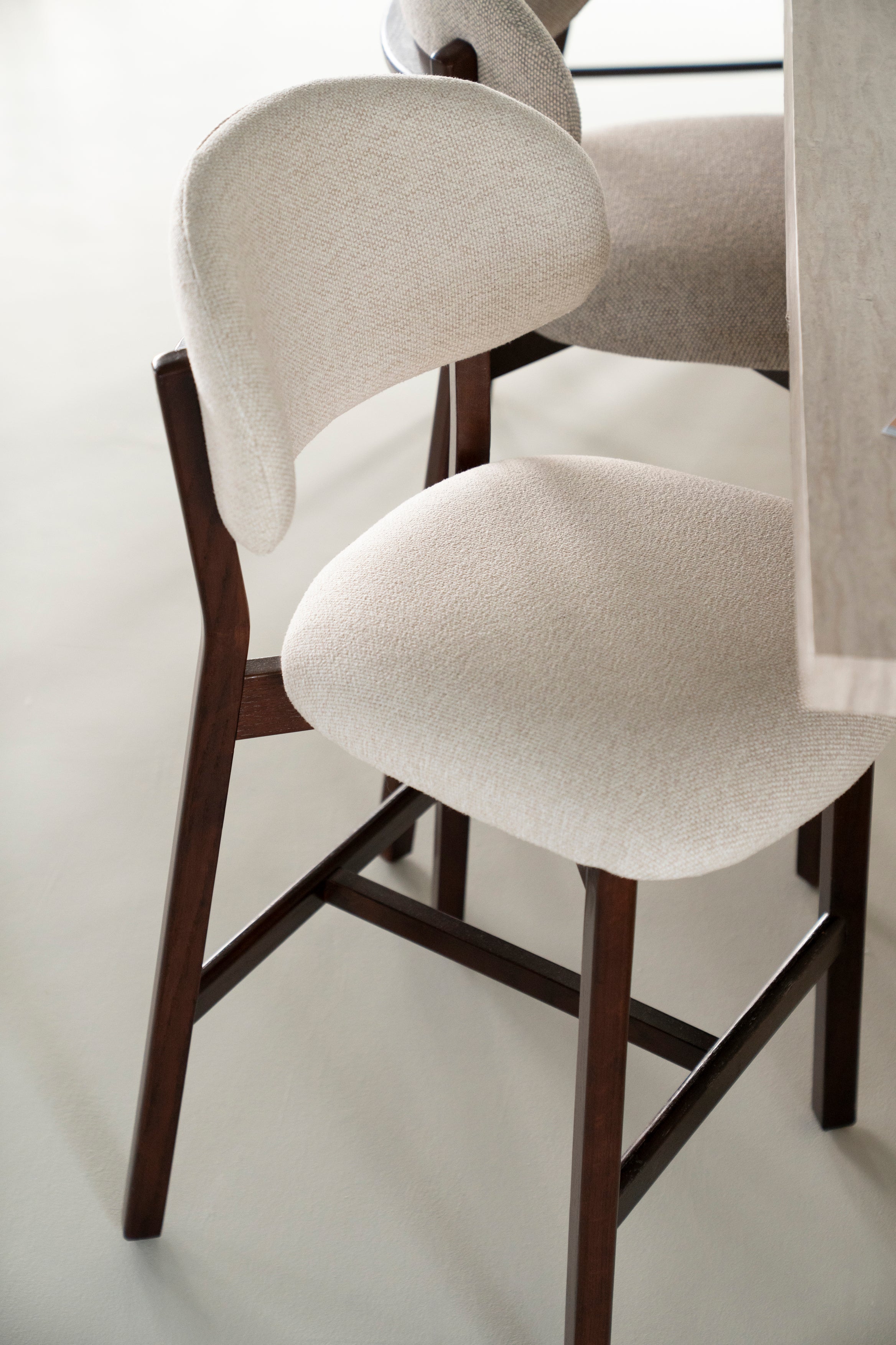 Hoker MIKKY beżowy z ciemną dębową podstawą