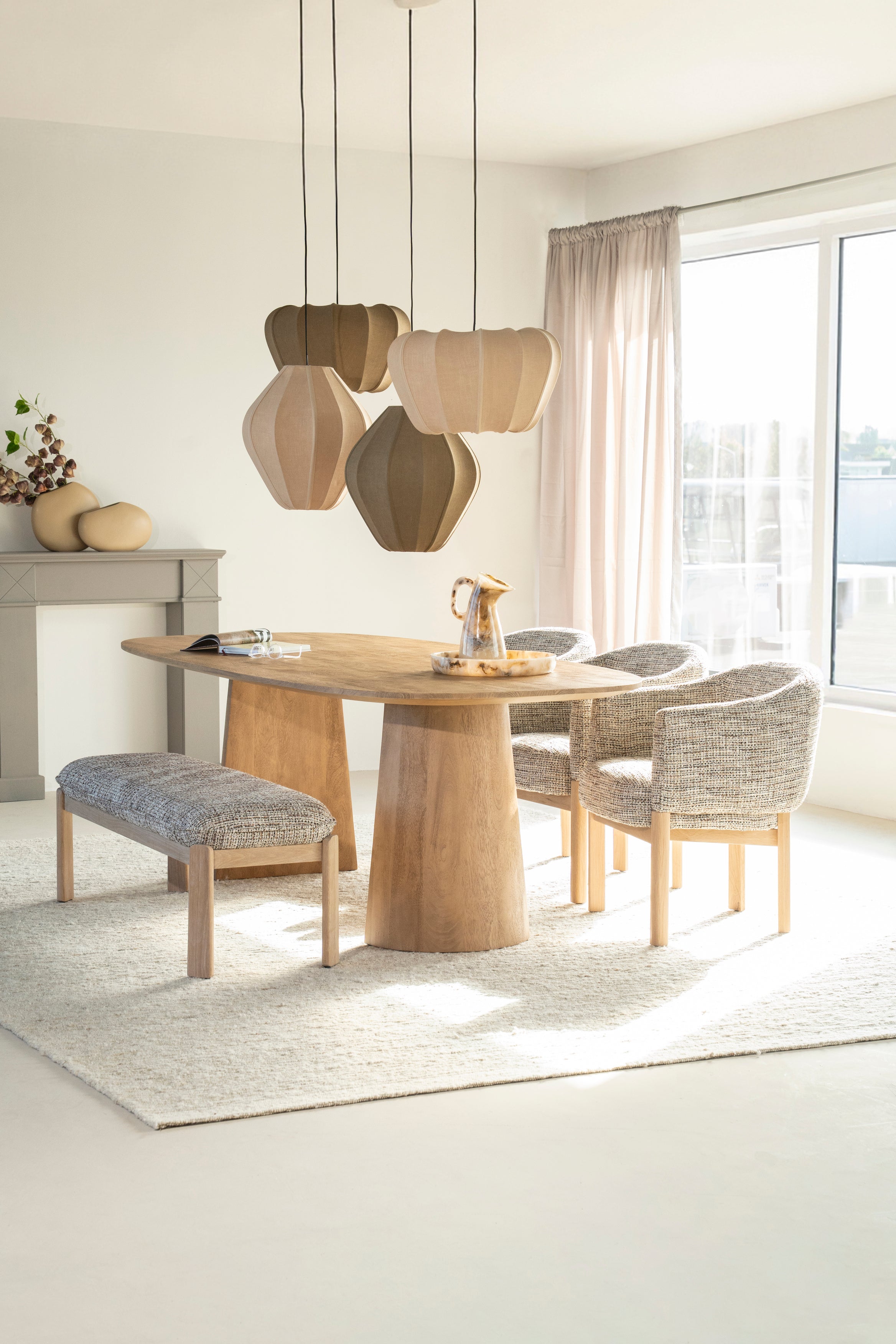 Fotel MICHA taupe z dębową podstawą