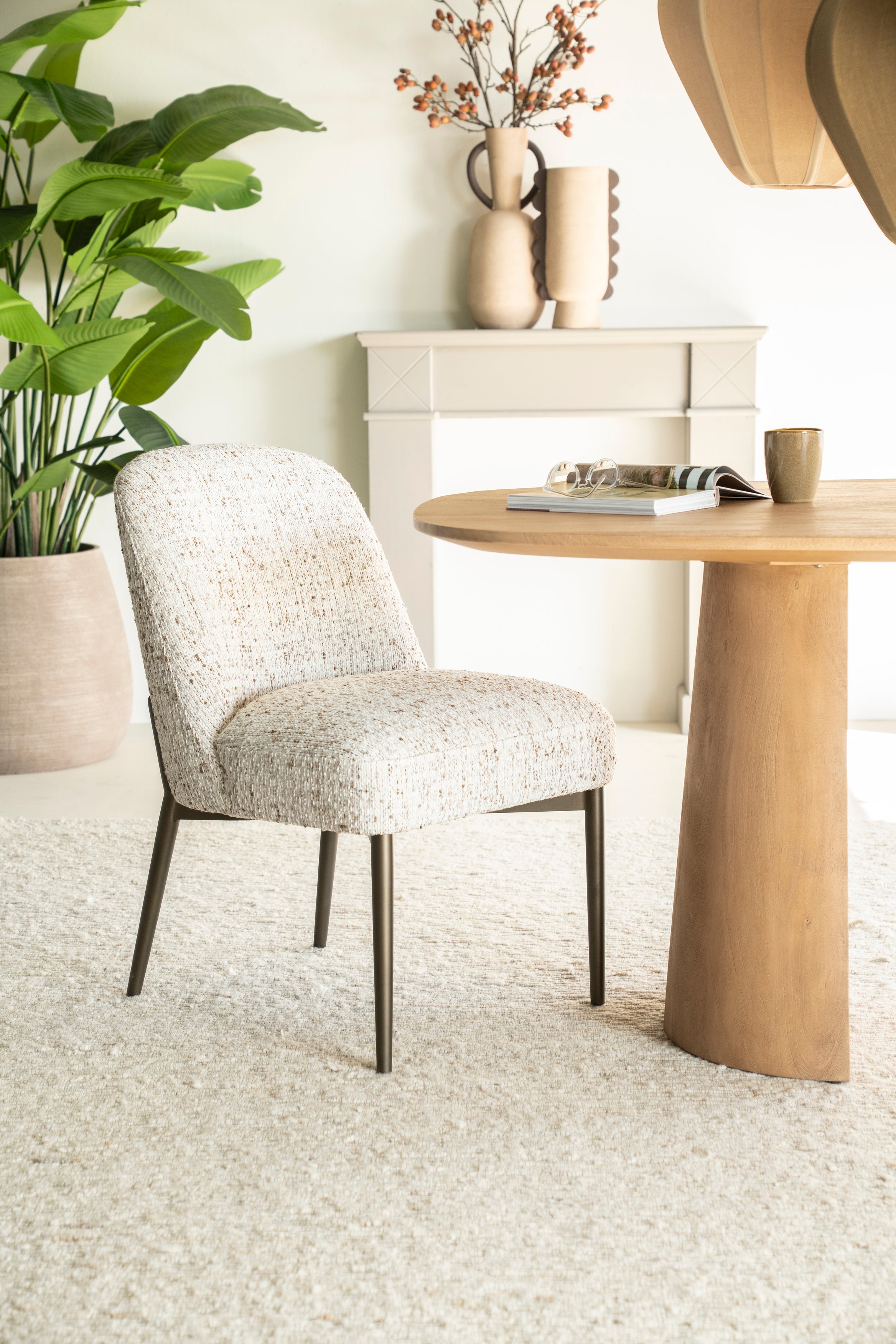 Krzesło TOBIAS beżowy z ciemnobrązową podstawą