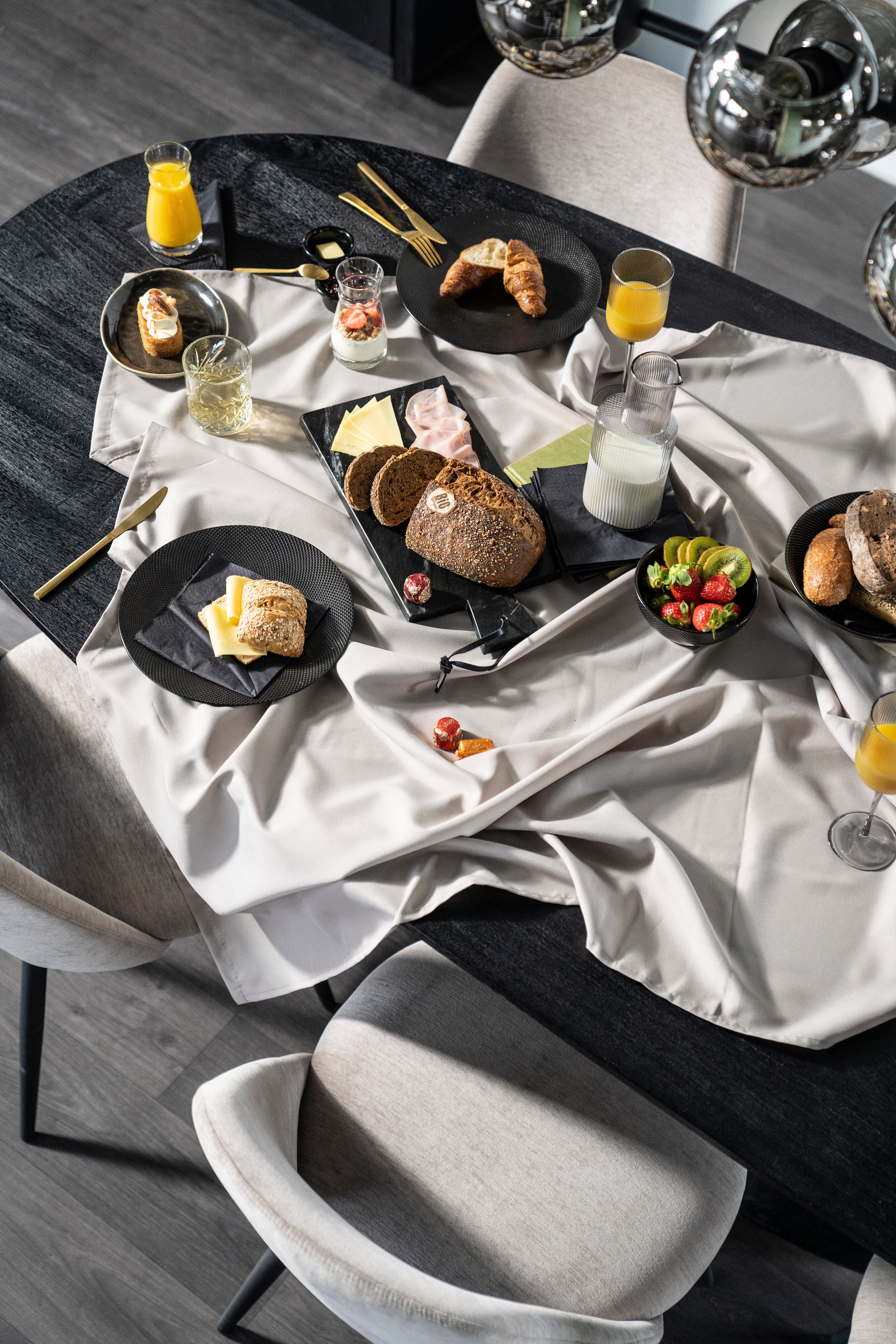 Stół owalny ARON czarne drewno mango