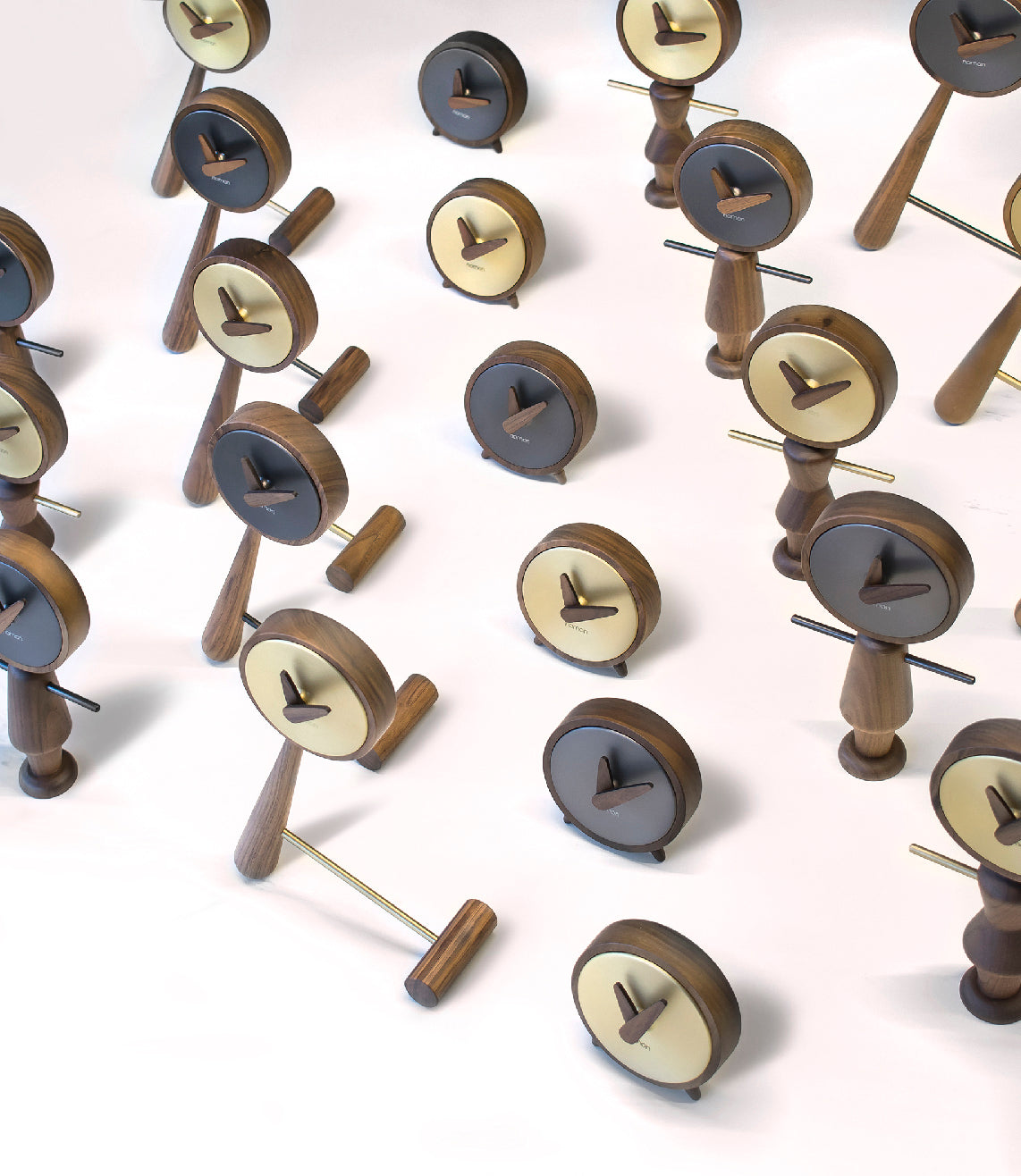 MINI PUNTERO table clock walnut wood with brass finish