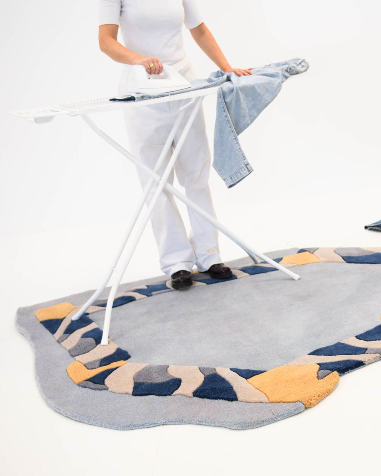 Dywan dekoracyjny asymetryczny FRAME błękitny