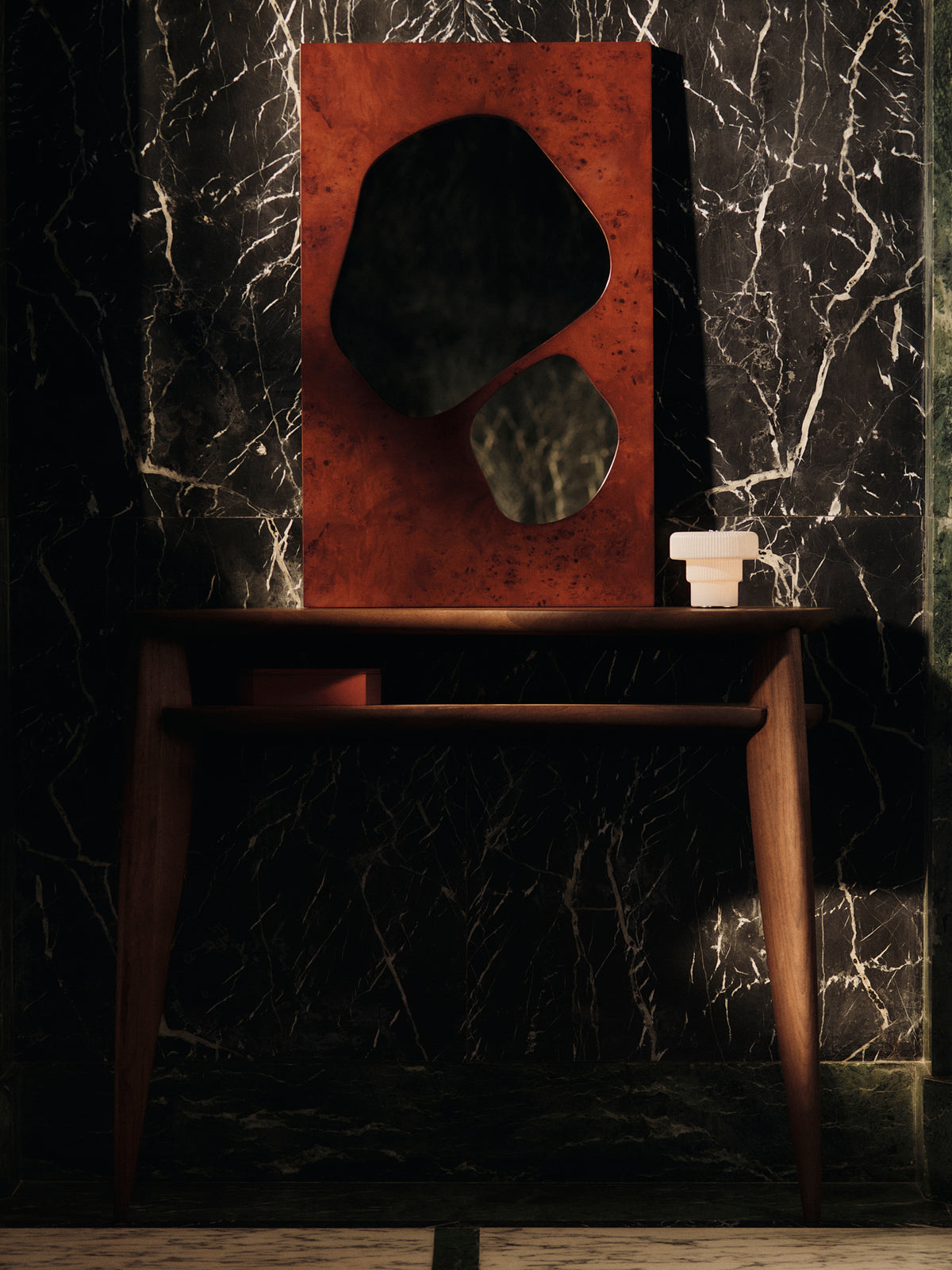 Lustro FOLIA czerwony – drewno, ferm LIVING