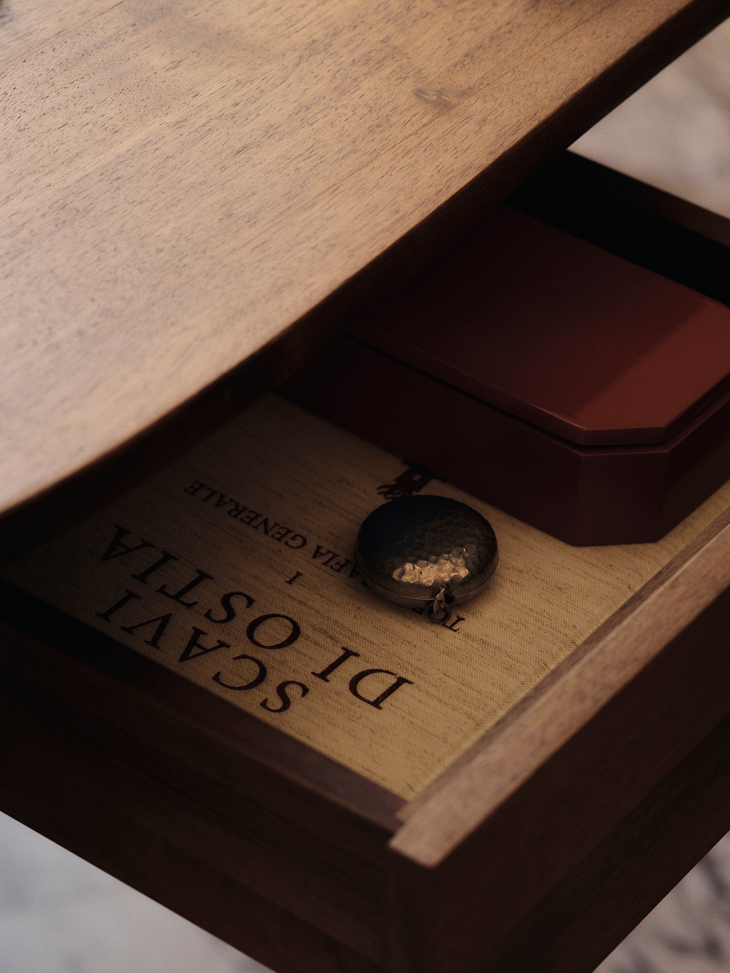 Konsole FEVE Nussbaumholz