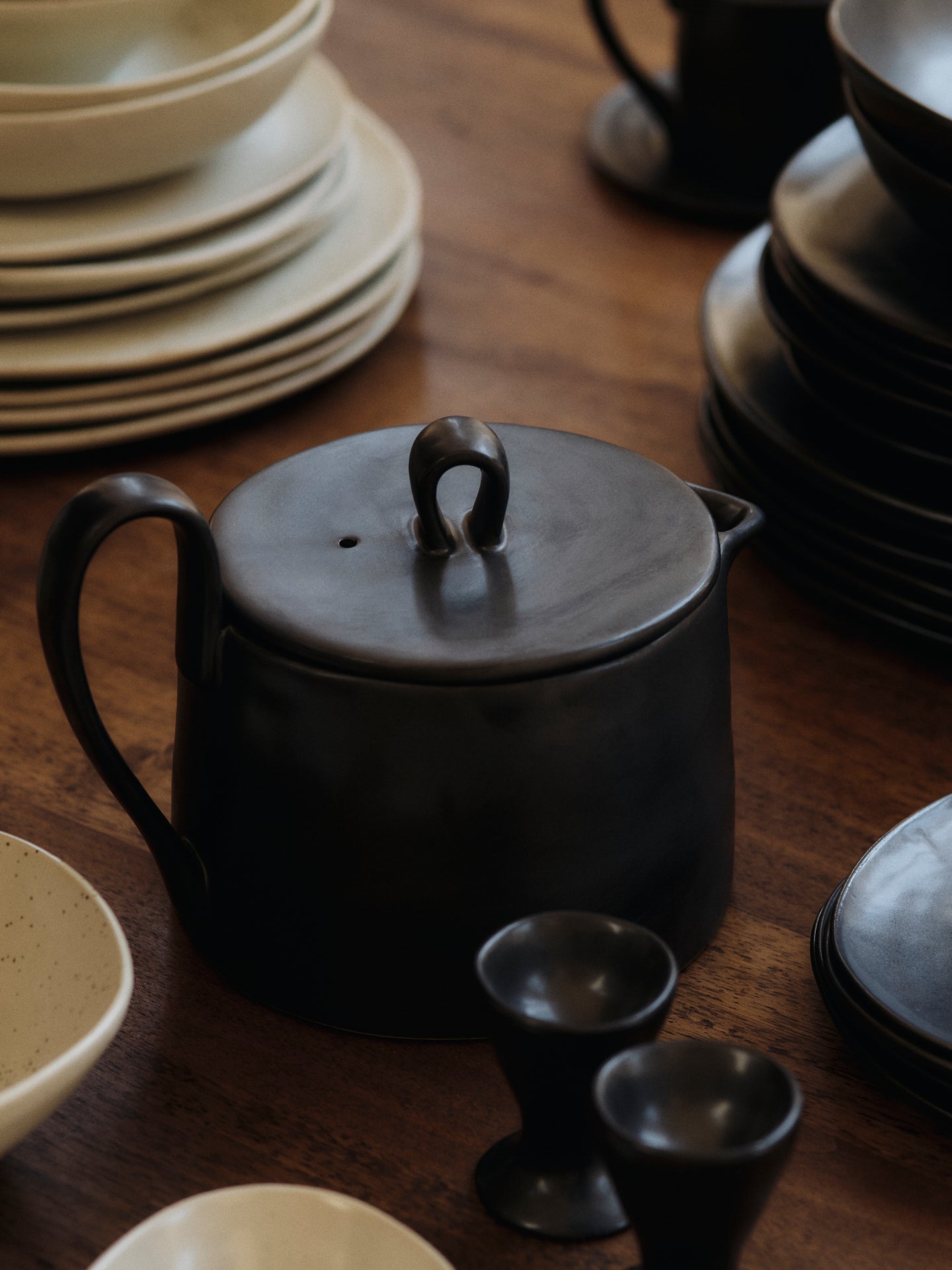 FLOW black jug with lid