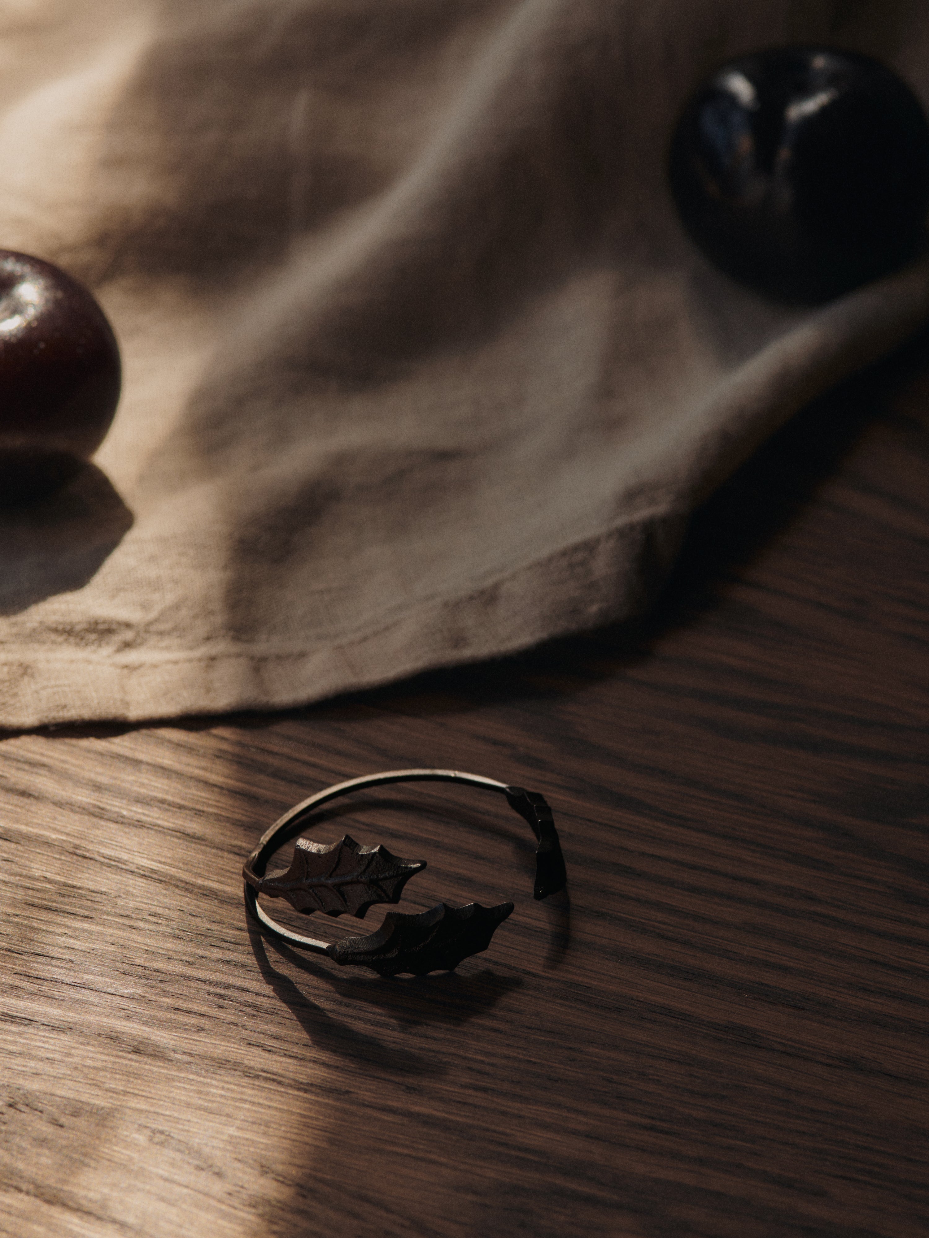 HOLLY LEAF Black Brass Napkin Ring Set