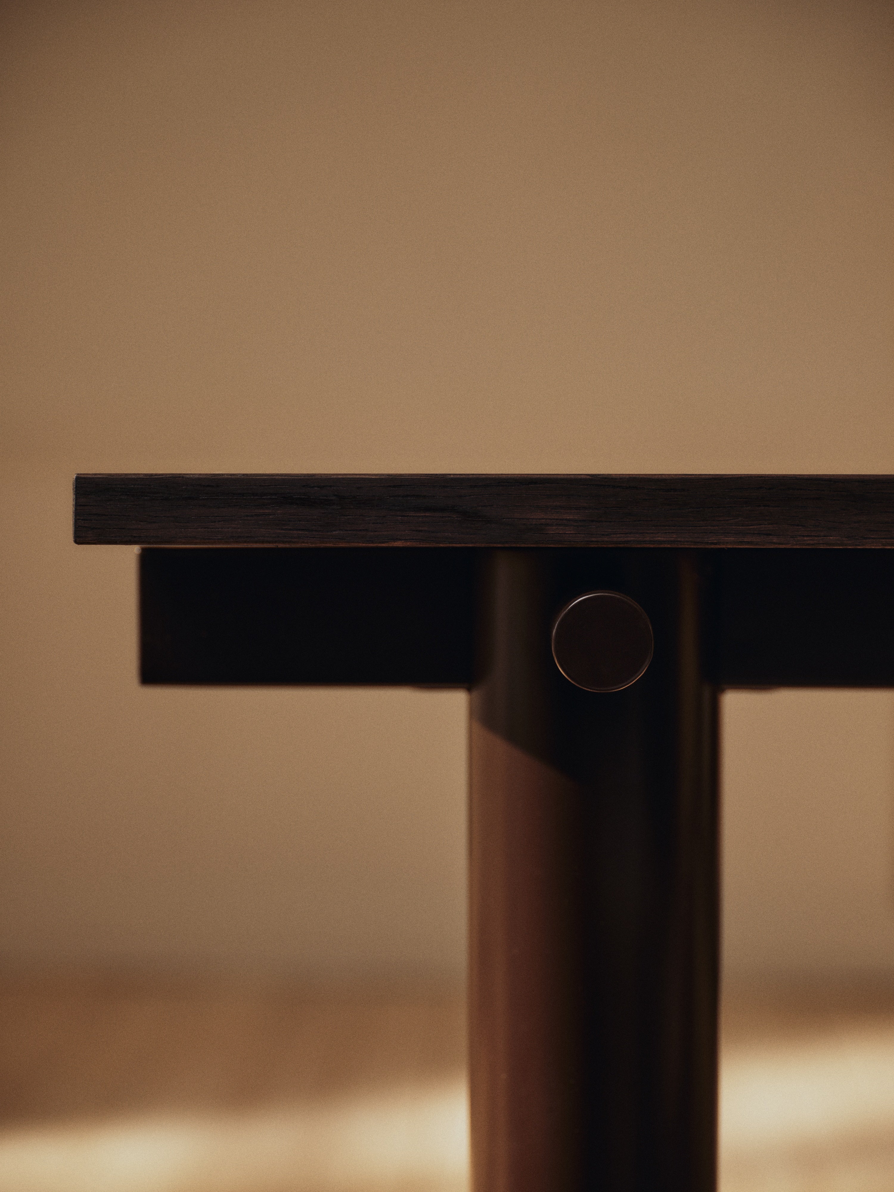 Stół ATURA ciemny dębowy blat z czekoladową podstawą