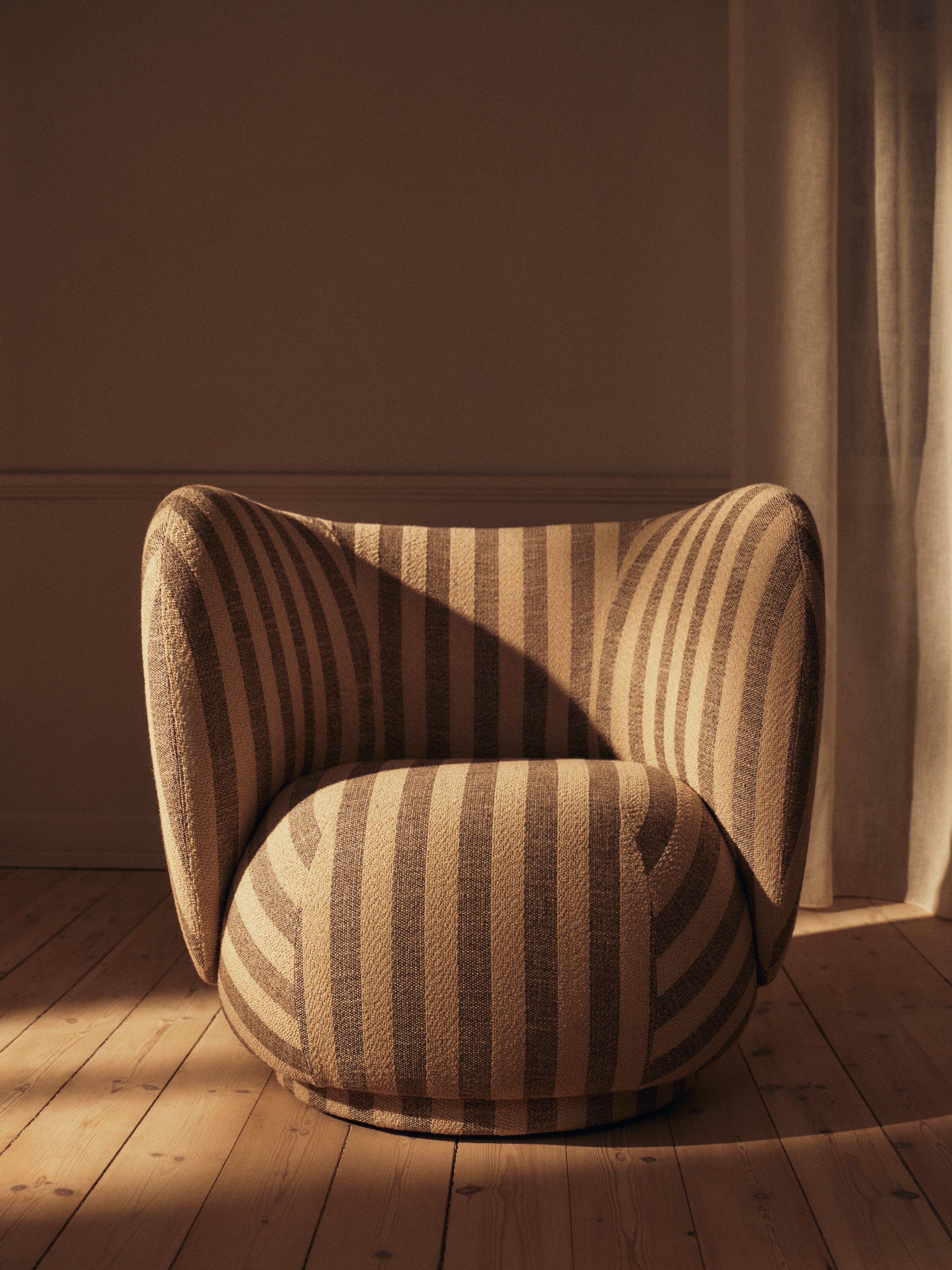 Fotel RICO LOUNGE Louisiana piaskowy ze złamanym białym