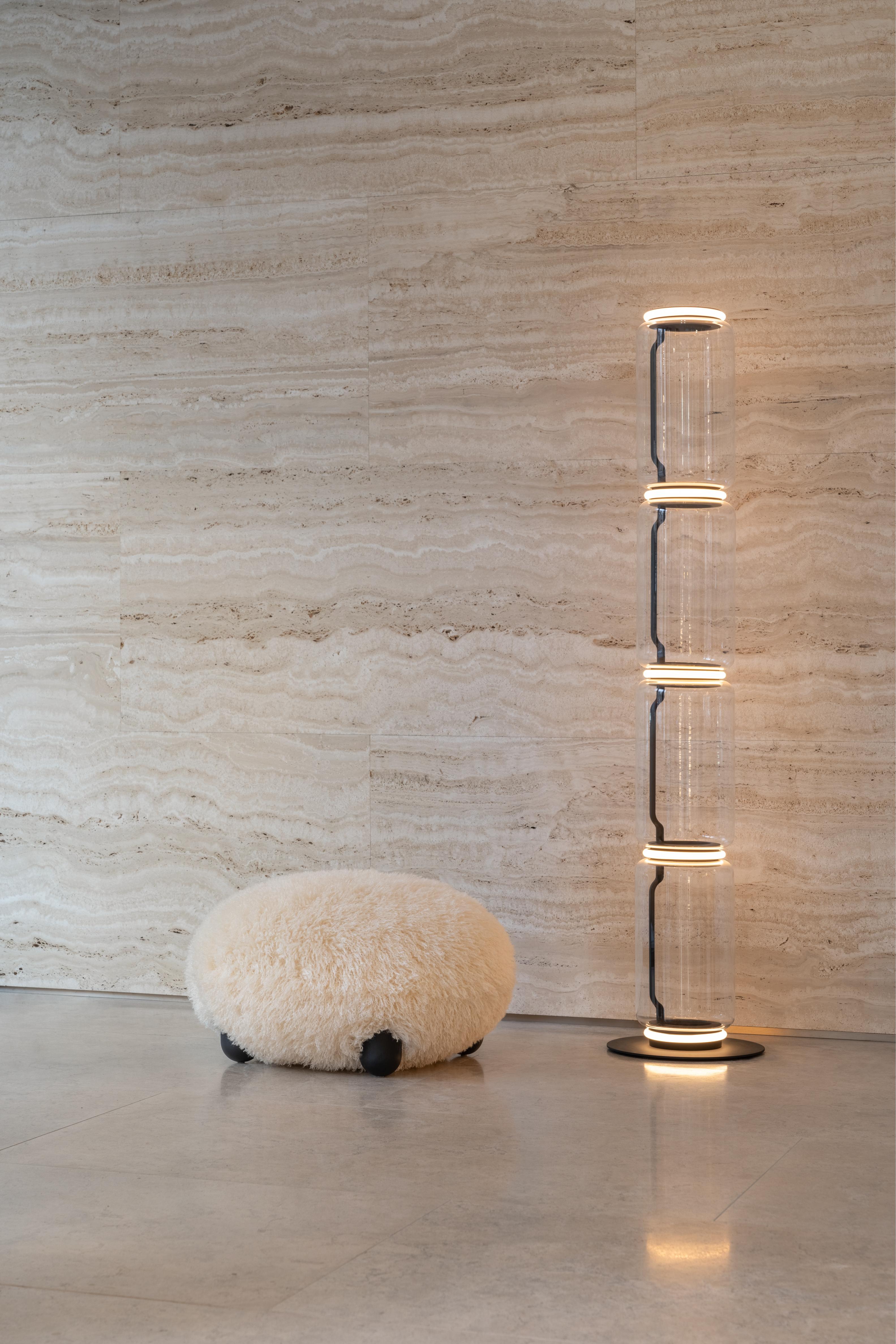 Puf FLOCK - FLUFFY EDITION sztuczne futerko z drewnianą podstawą