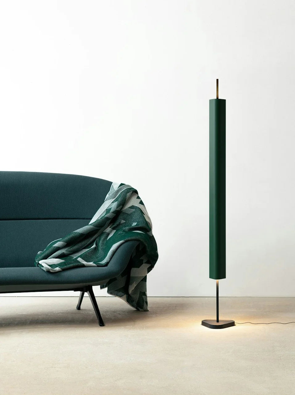 EMI floor lamp white with black base