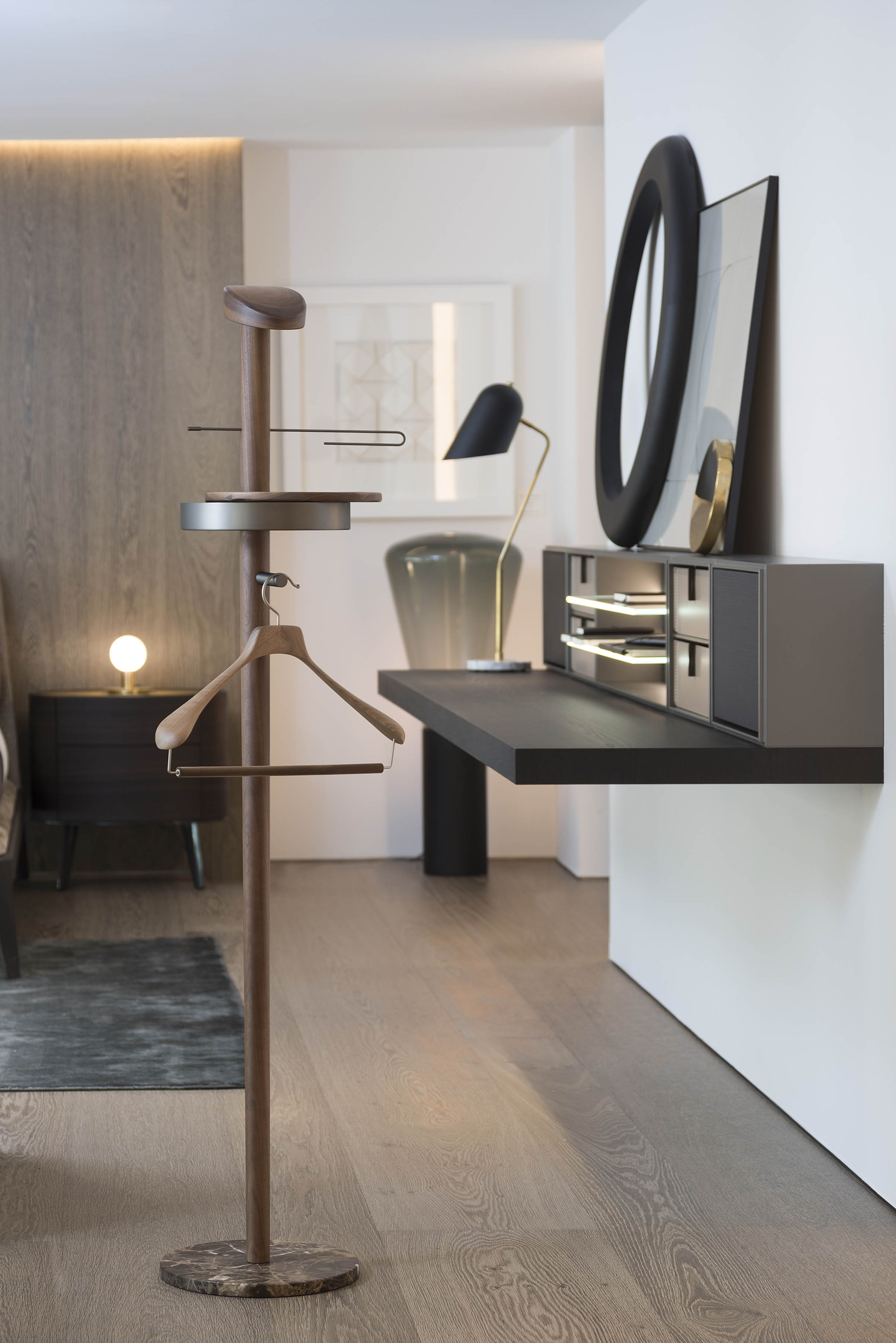 Galan M Kleiderständer aus Nussbaumholz mit braunem Marmor und grafitfarbener Oberfläche