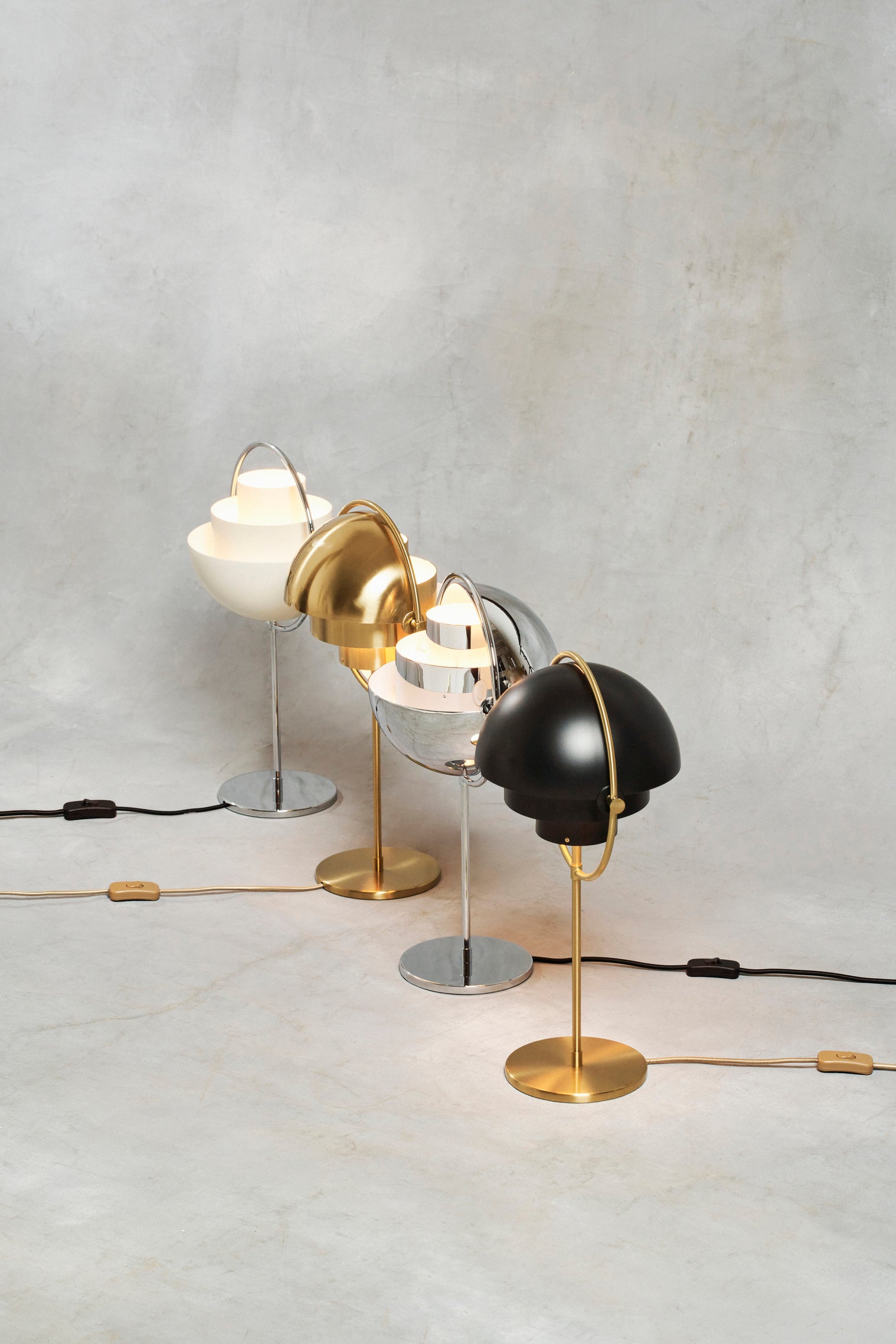 MULTI-LITE schwarze Tischlampe mit Messingsockel