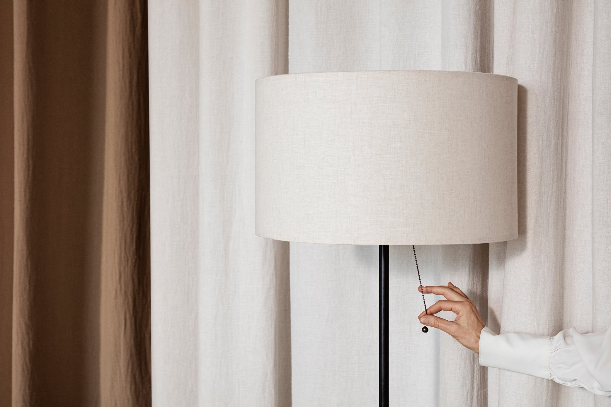 Lampa podłogowa GRAVITY biały marmur