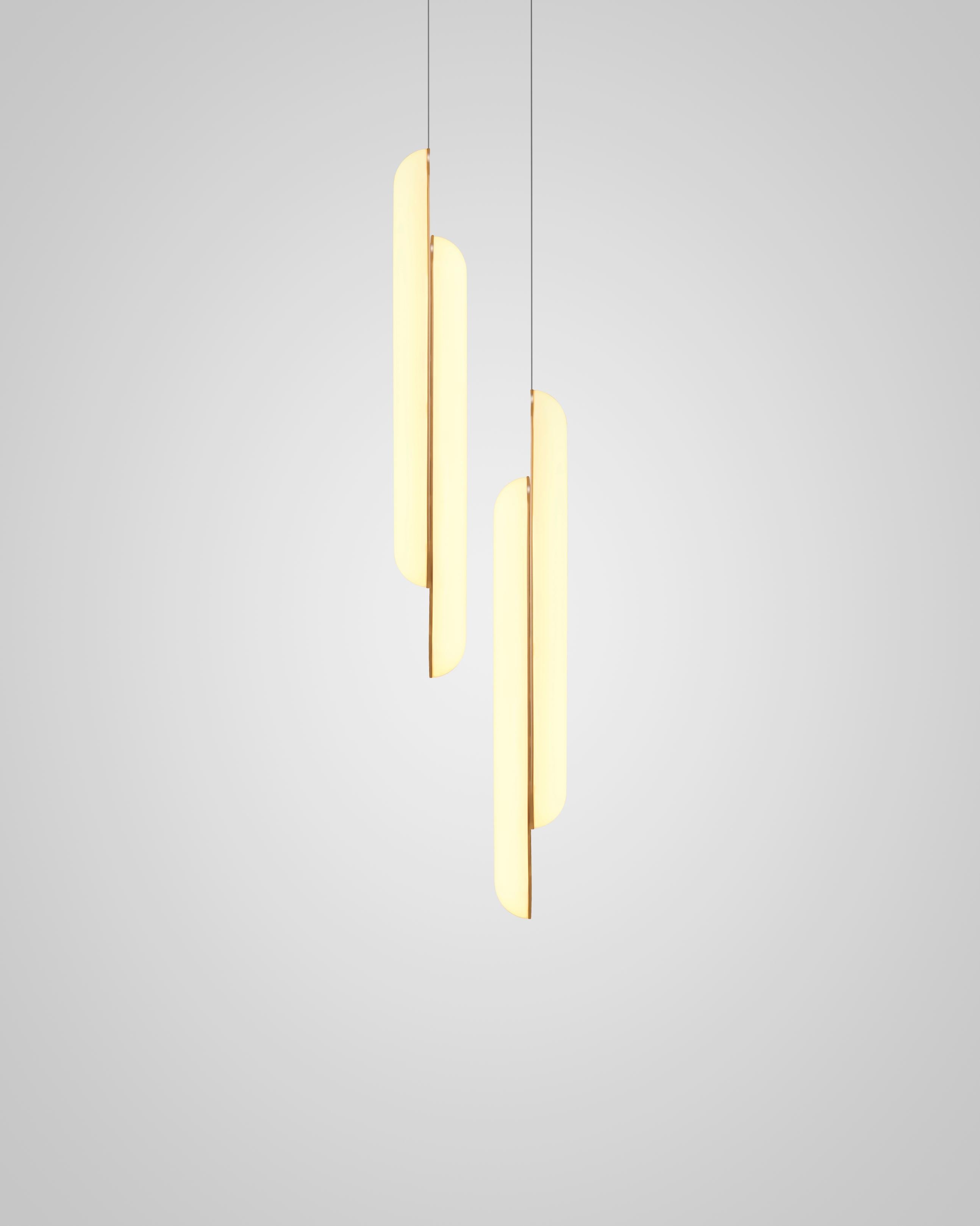 Lampa wisząca pionowa GEMINI opalowy klosz z mosiądzem