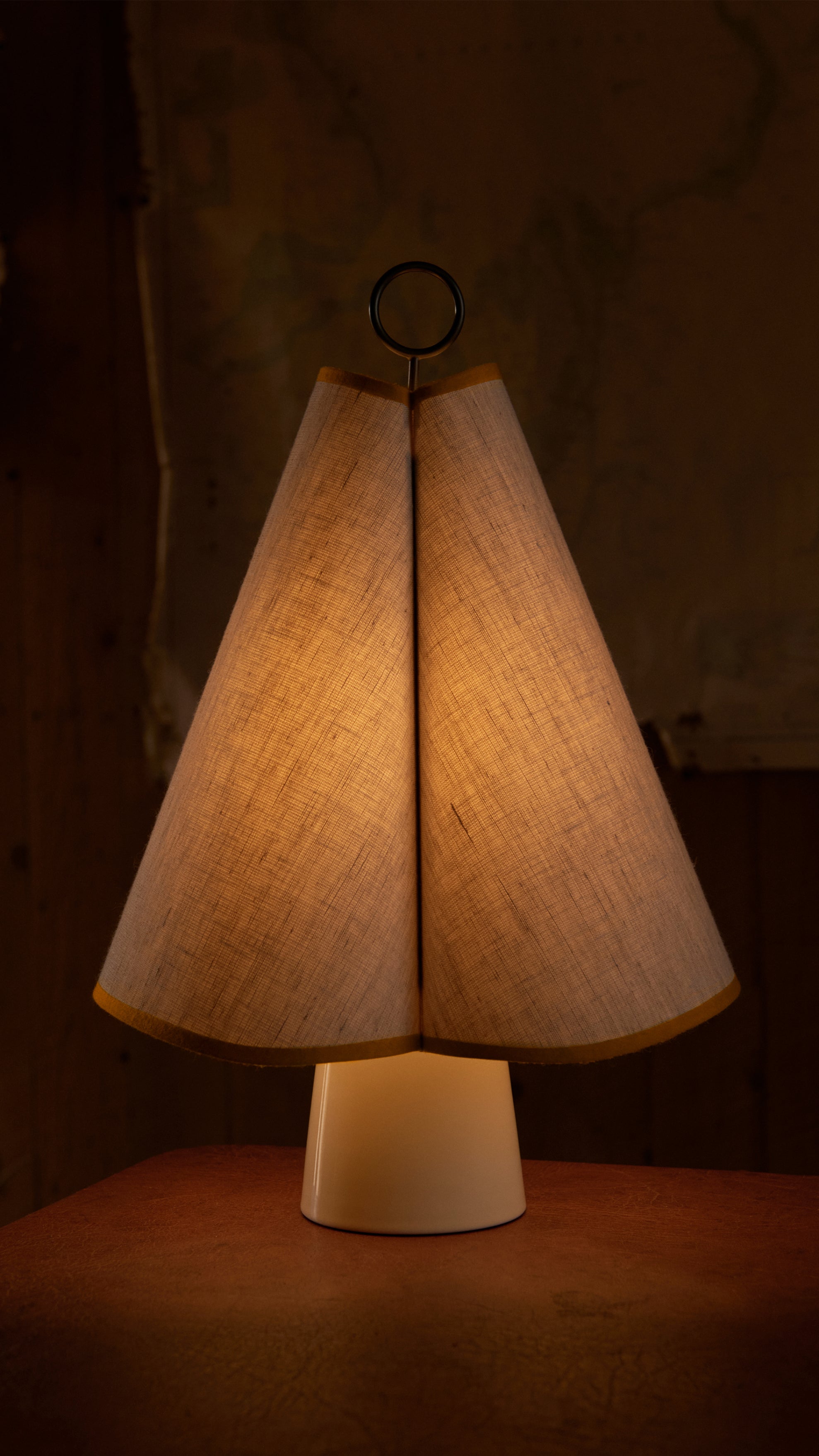 Lampa przenośna HORNBÆK biały z żółtym wykończeniem – mosiądz i szkło