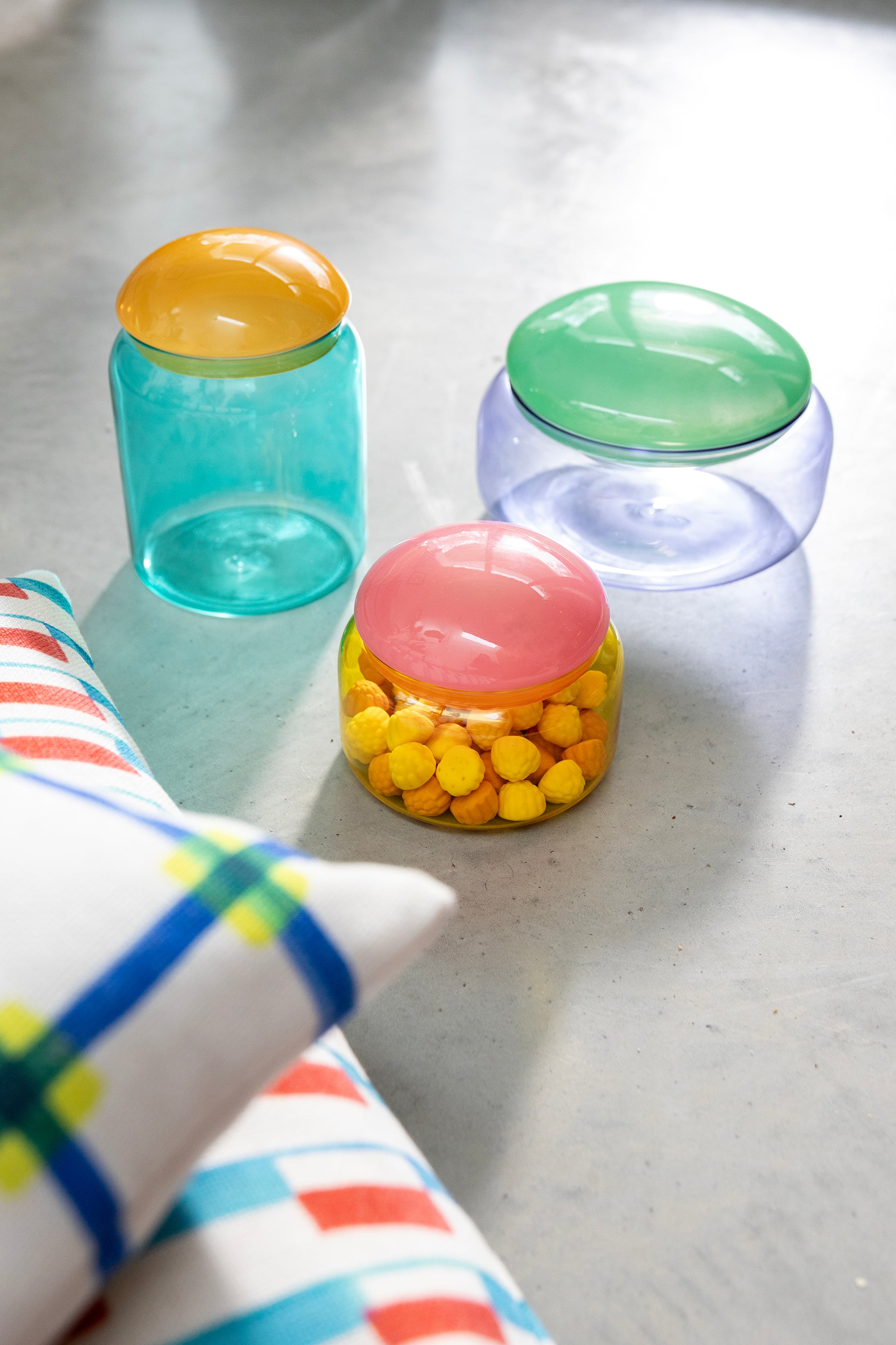 Glasbehälter PUFFY türkis mit orangefarbenem Deckel