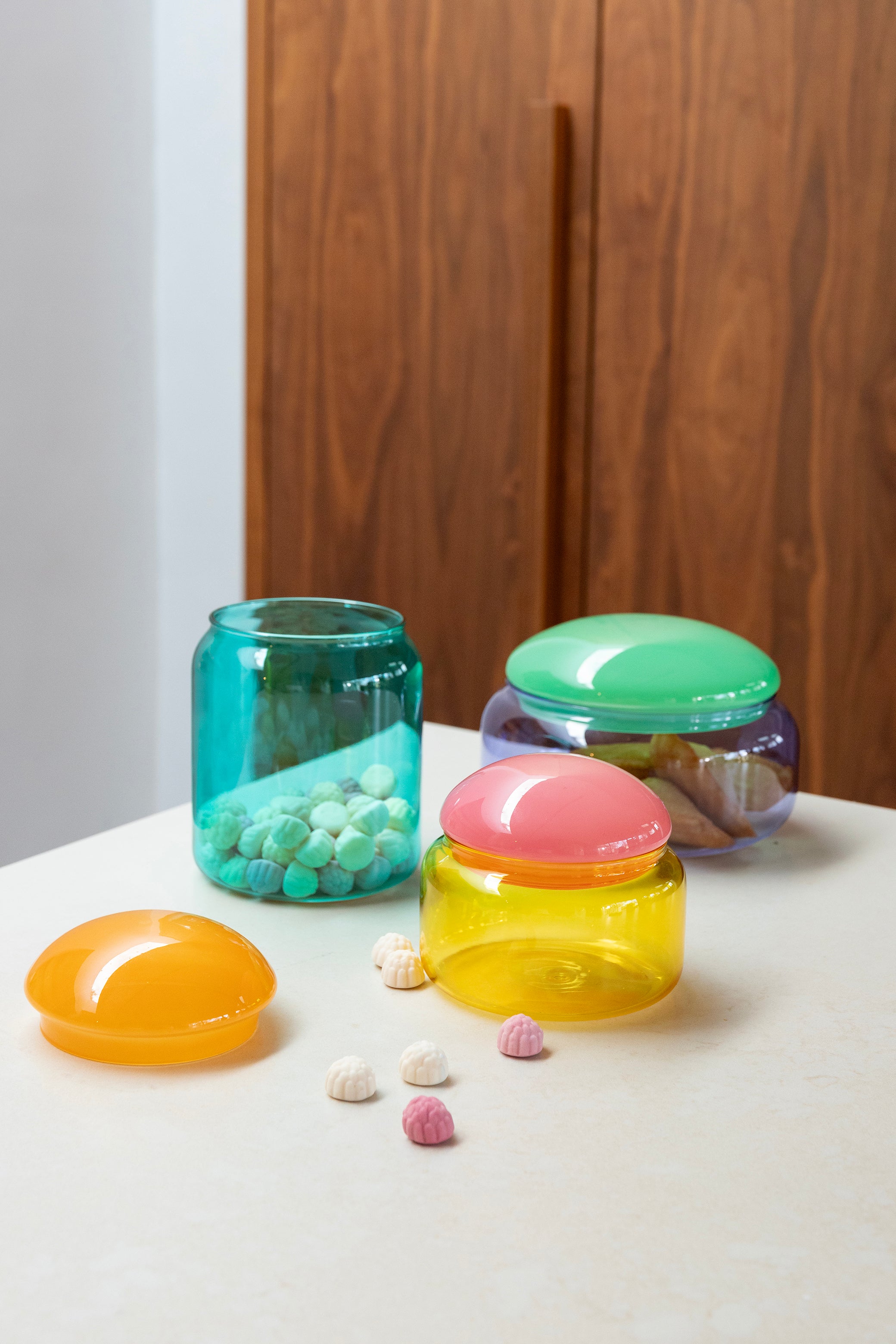 Glasbehälter PUFFY türkis mit orangefarbenem Deckel