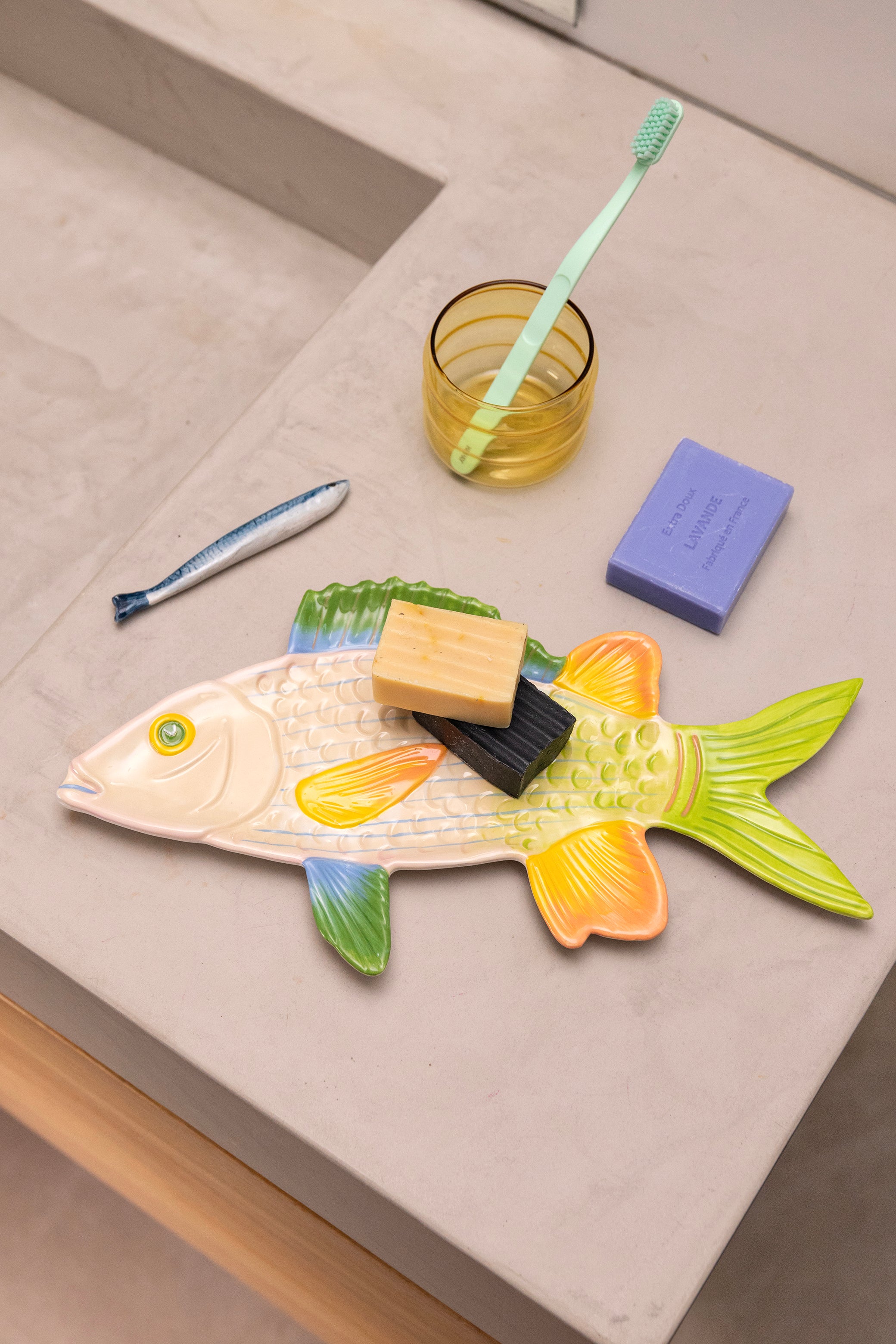 Teller FISCH AUSLÖSER grün mit gelb und blau