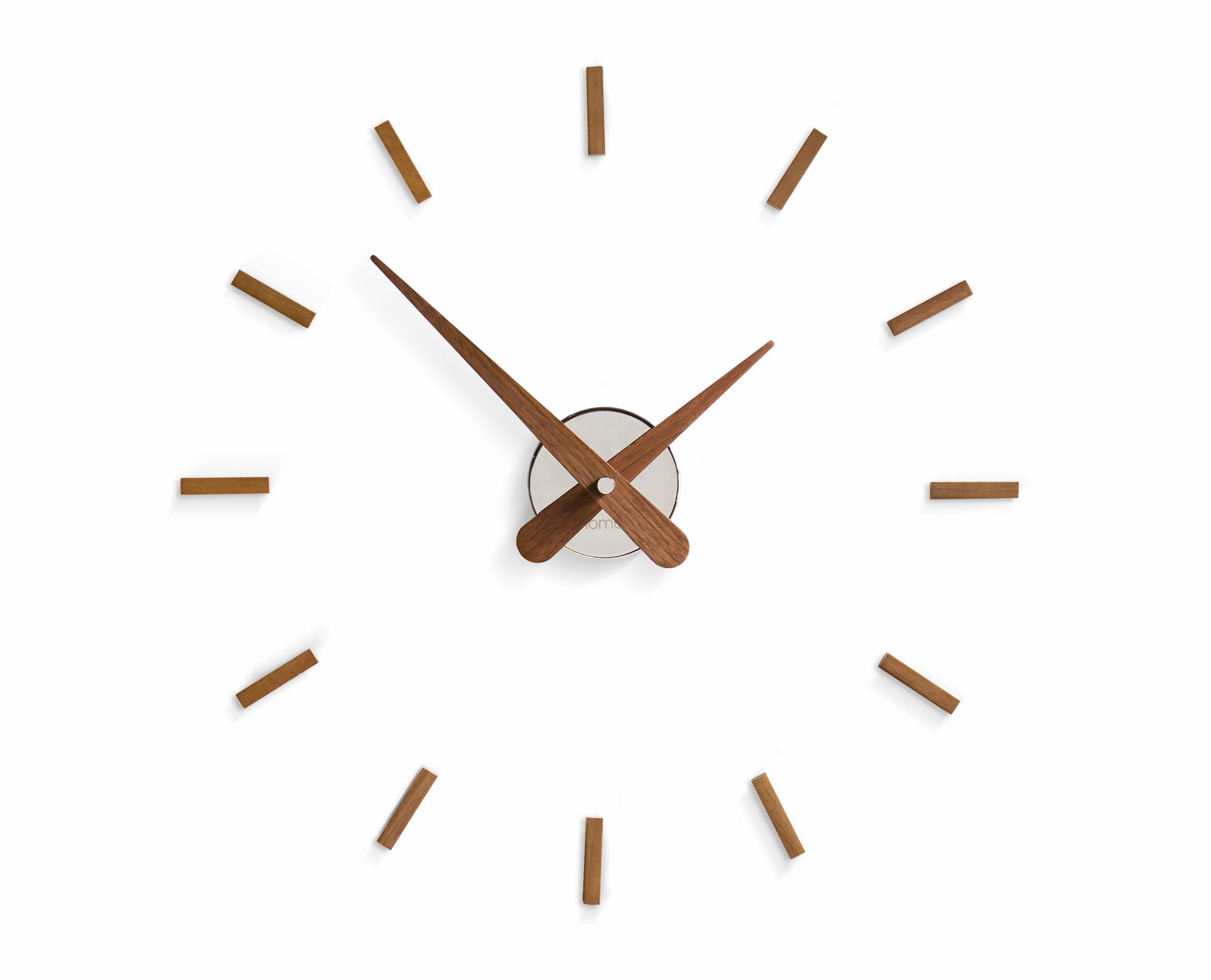 Wanduhr SUNSET aus Nussbaumholz mit verchromter Oberfläche