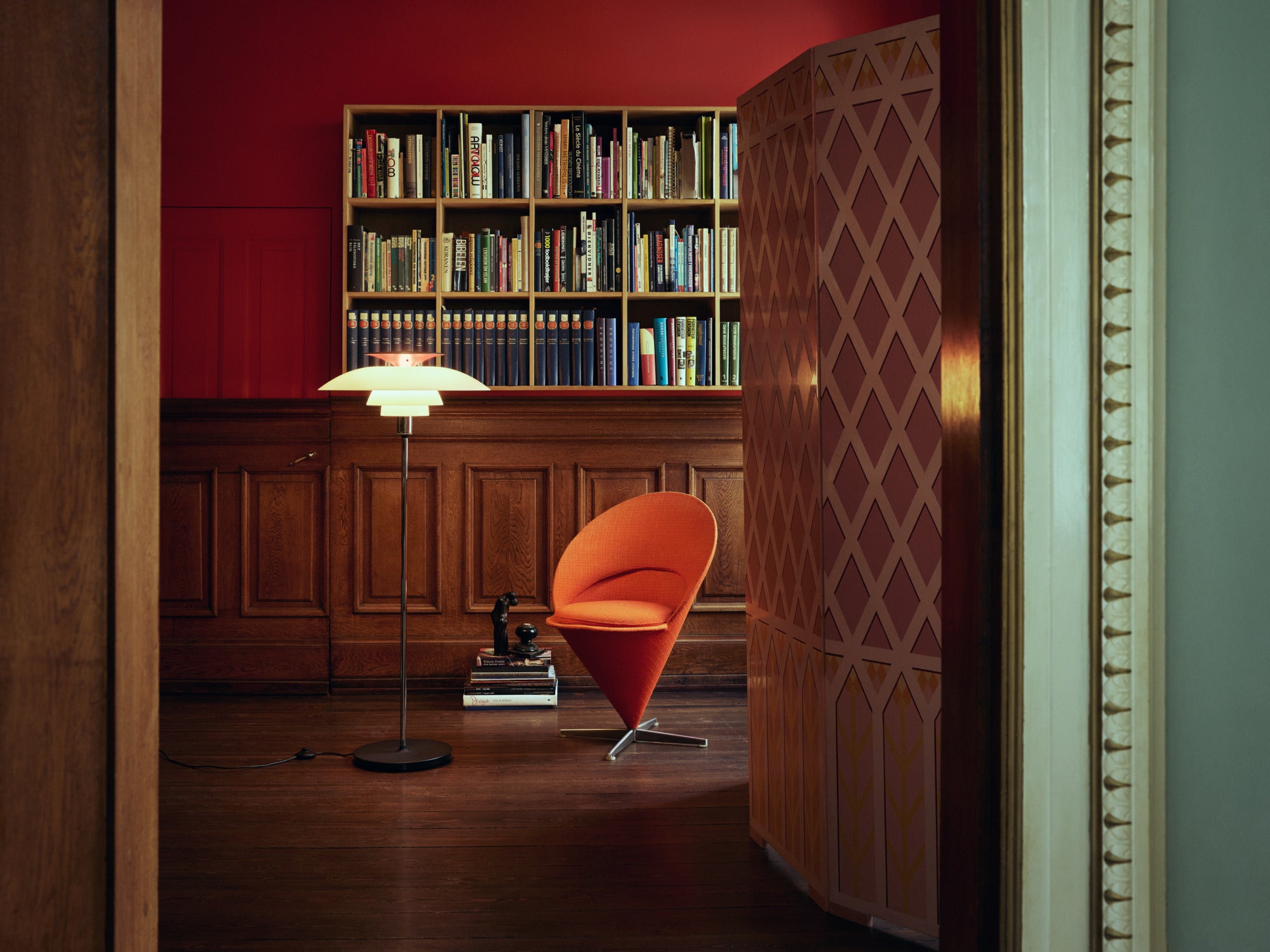 Lampa podłogowa PH 80 biały z chromowaną podstawą