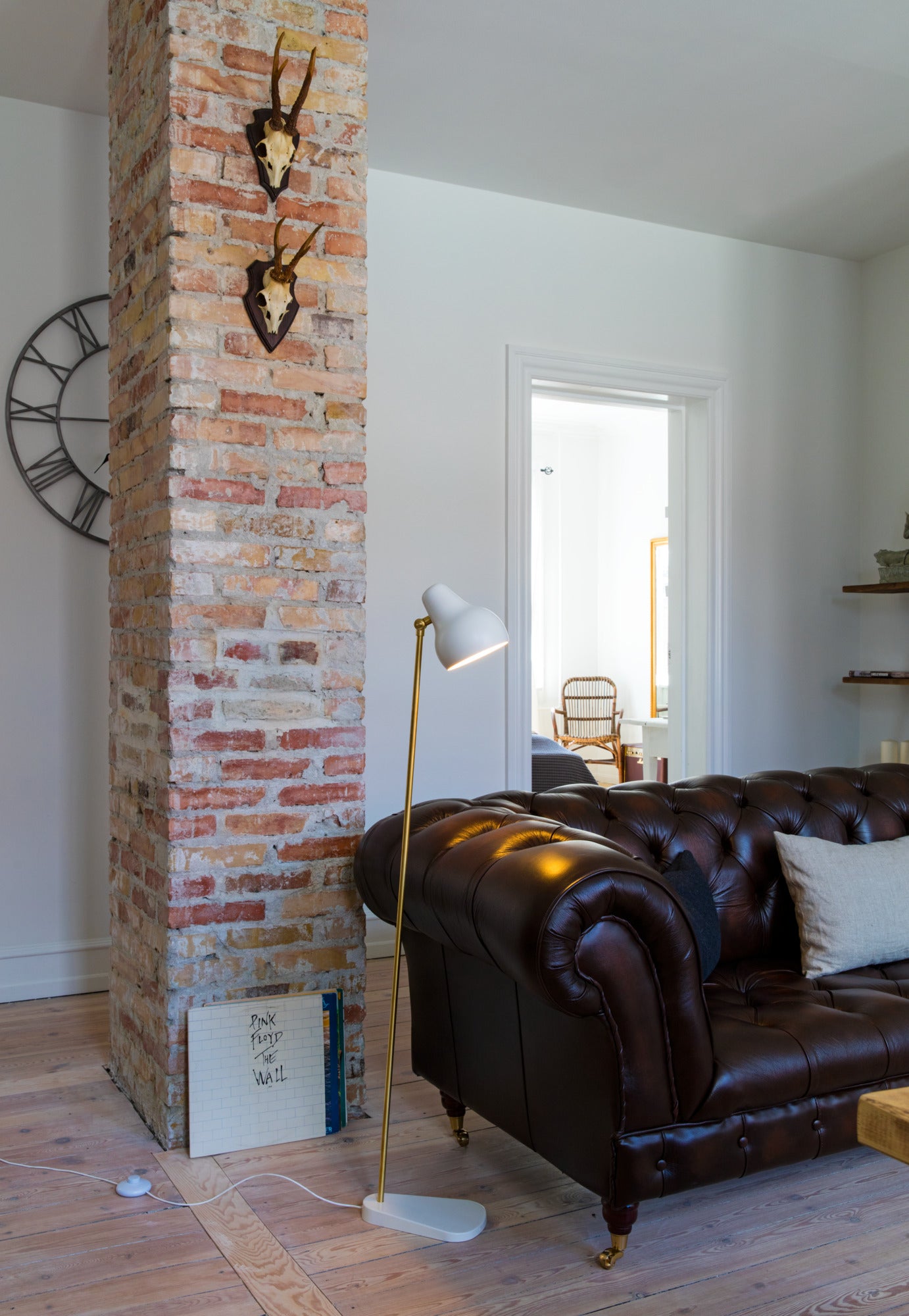 Lampa podłogowa VL 38 biały ze złotym wykończeniem