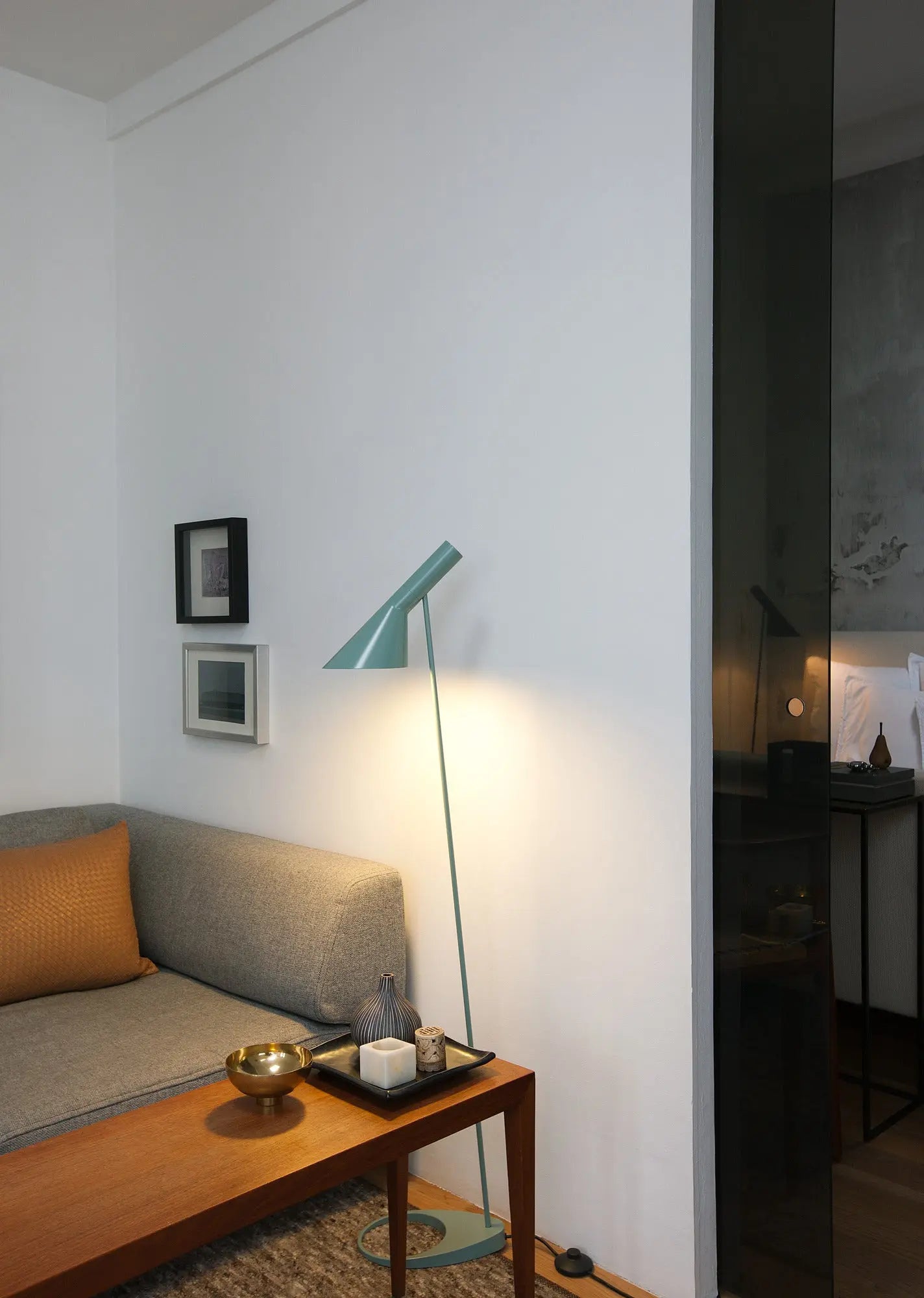 Lampa podłogowa AJ brudny niebieski – Louis Poulsen