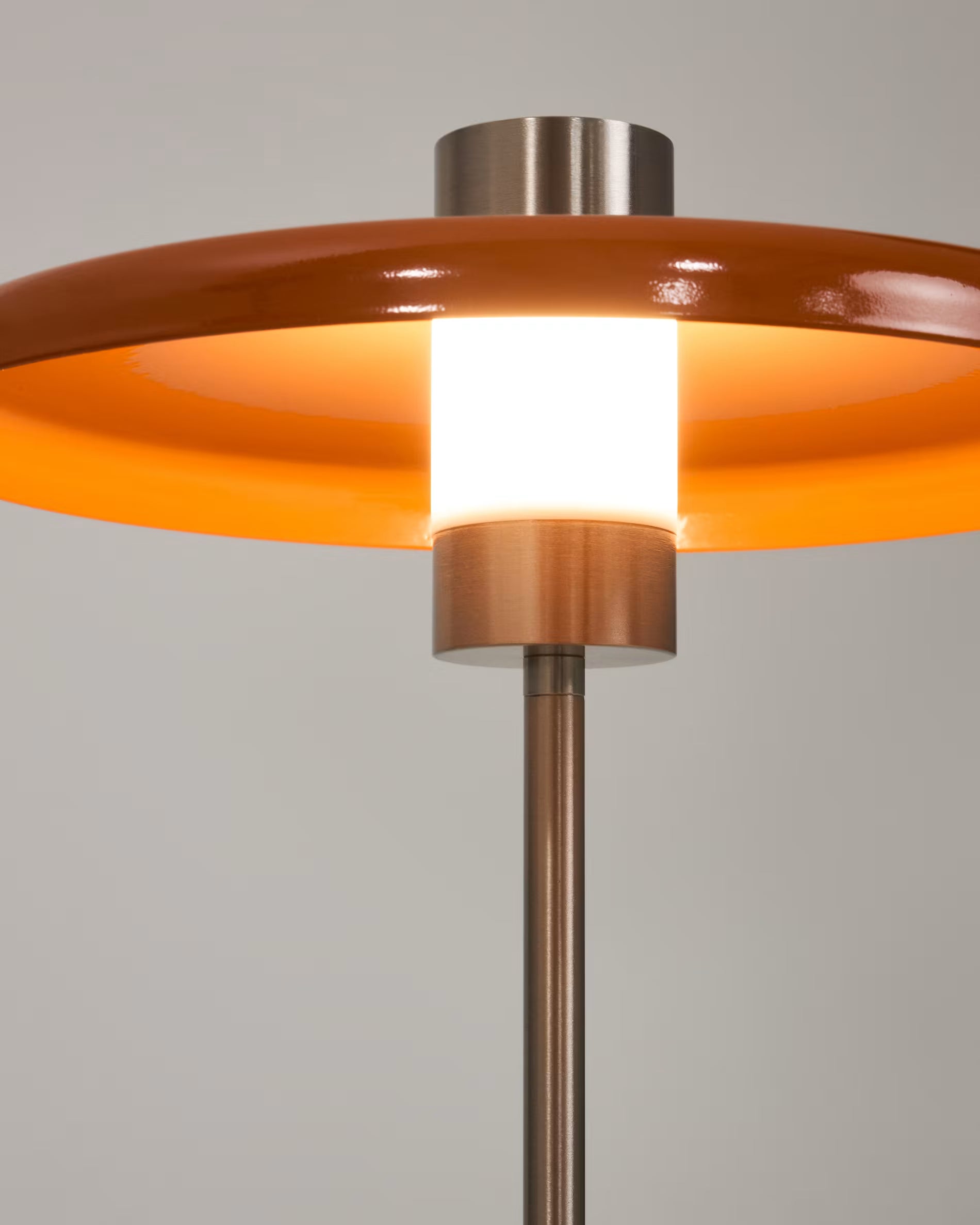 Lampa stołowa NUVIRA pomarańczowy ze srebrną podstawą