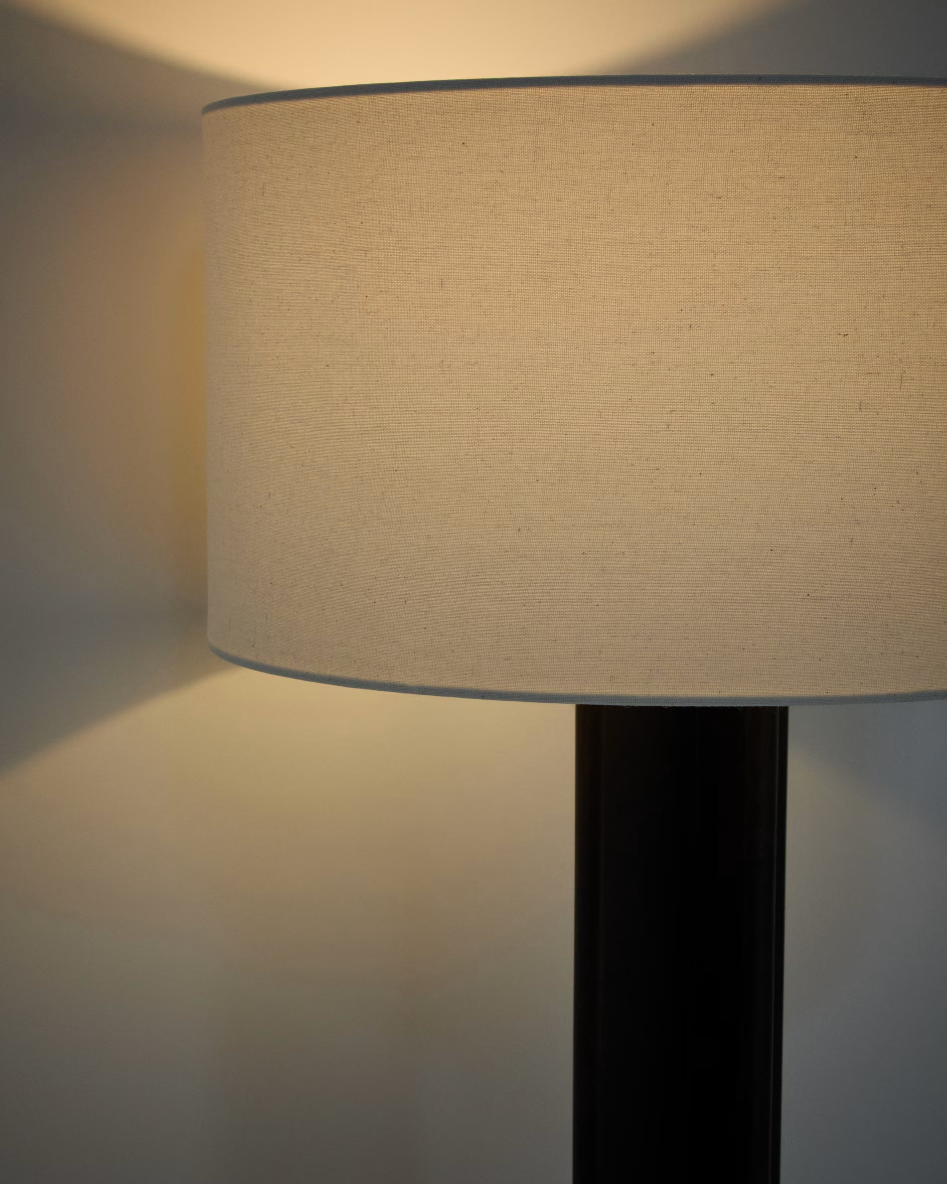 Stehlampe NIANI grau mit dunklem Holzfuß