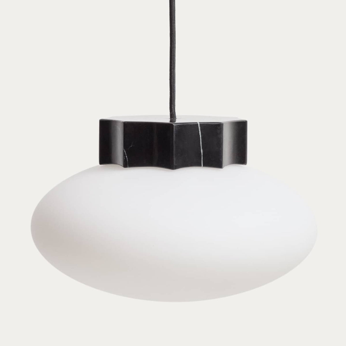 Lampa wisząca IDELA czarny marmur i przydymione szkło – ujęcie 5