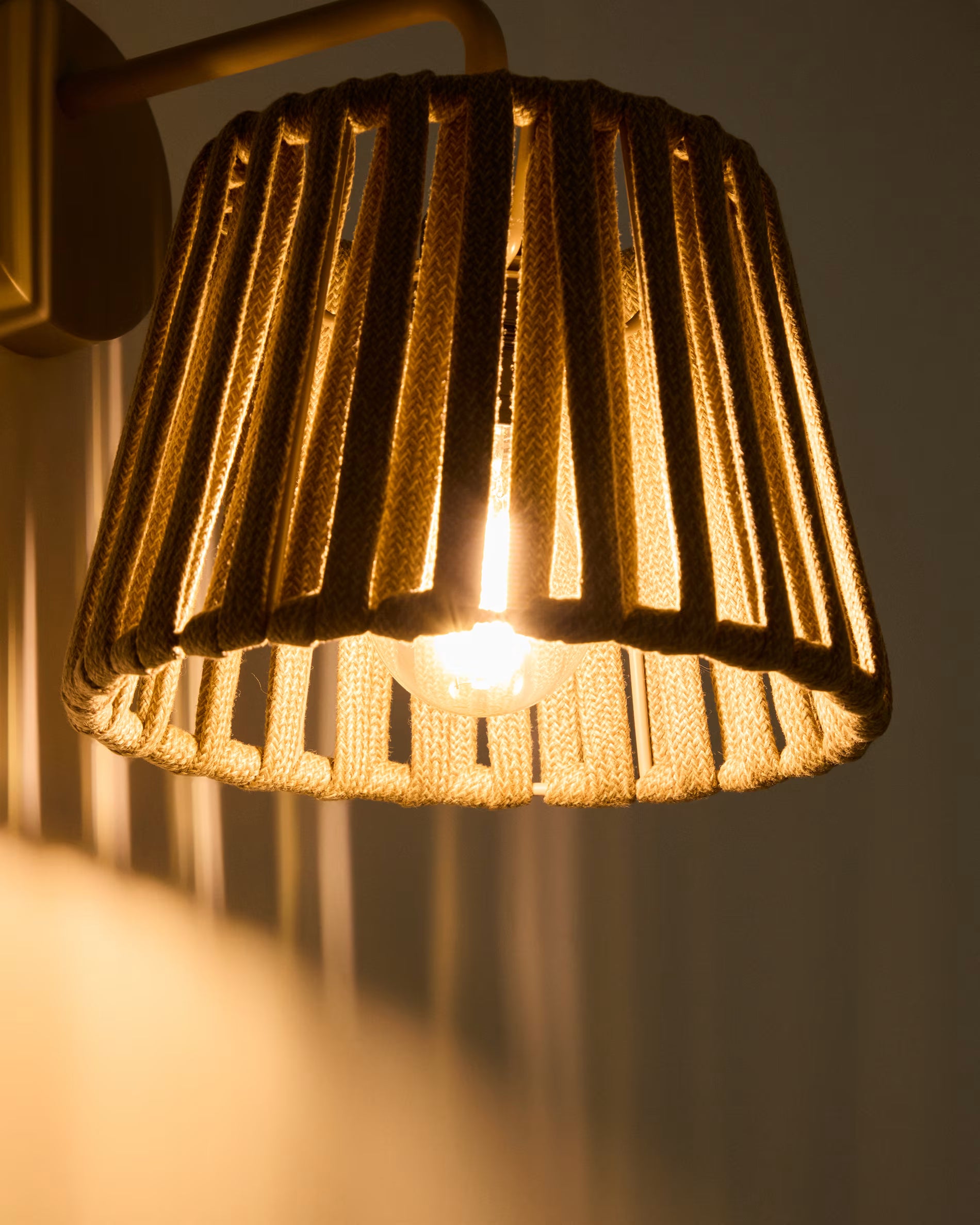 Lampa ogrodowa ścienna solarna ALDET ciemnobeżowy – Kave Home
