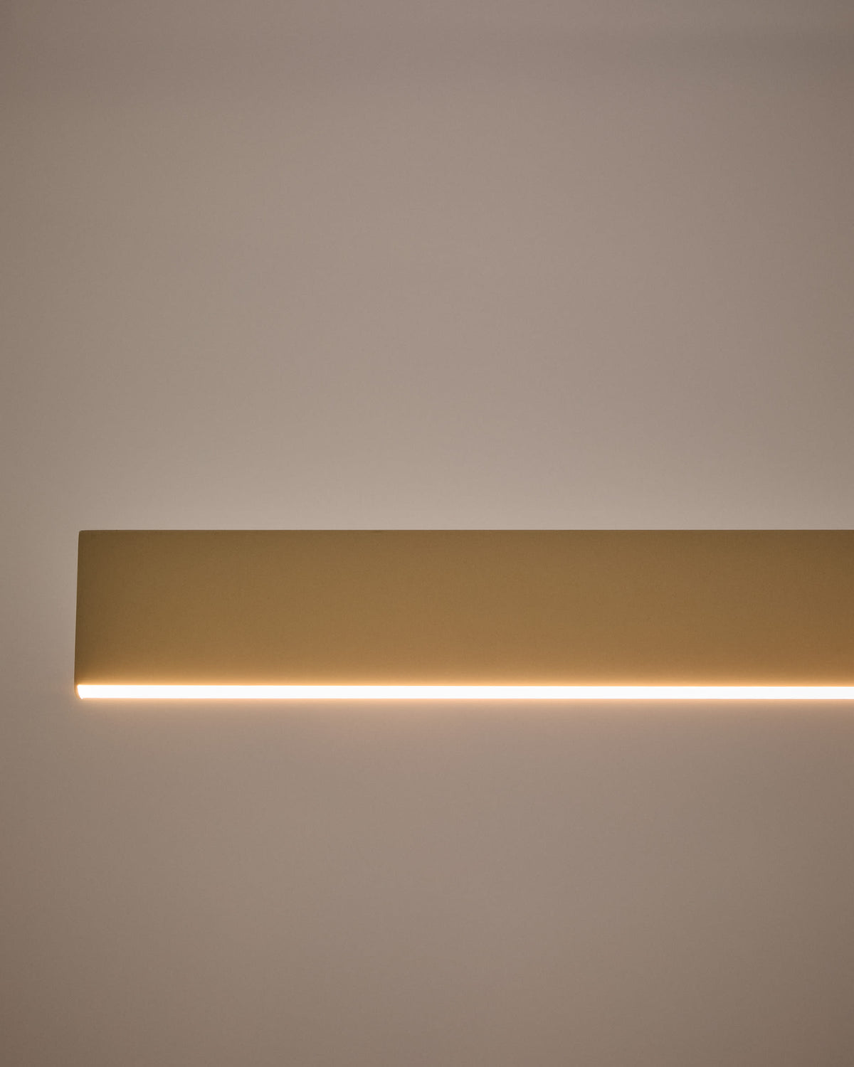 Lampa sufitowa liniowa BOADELLA beżowy aluminium – ujęcie 3