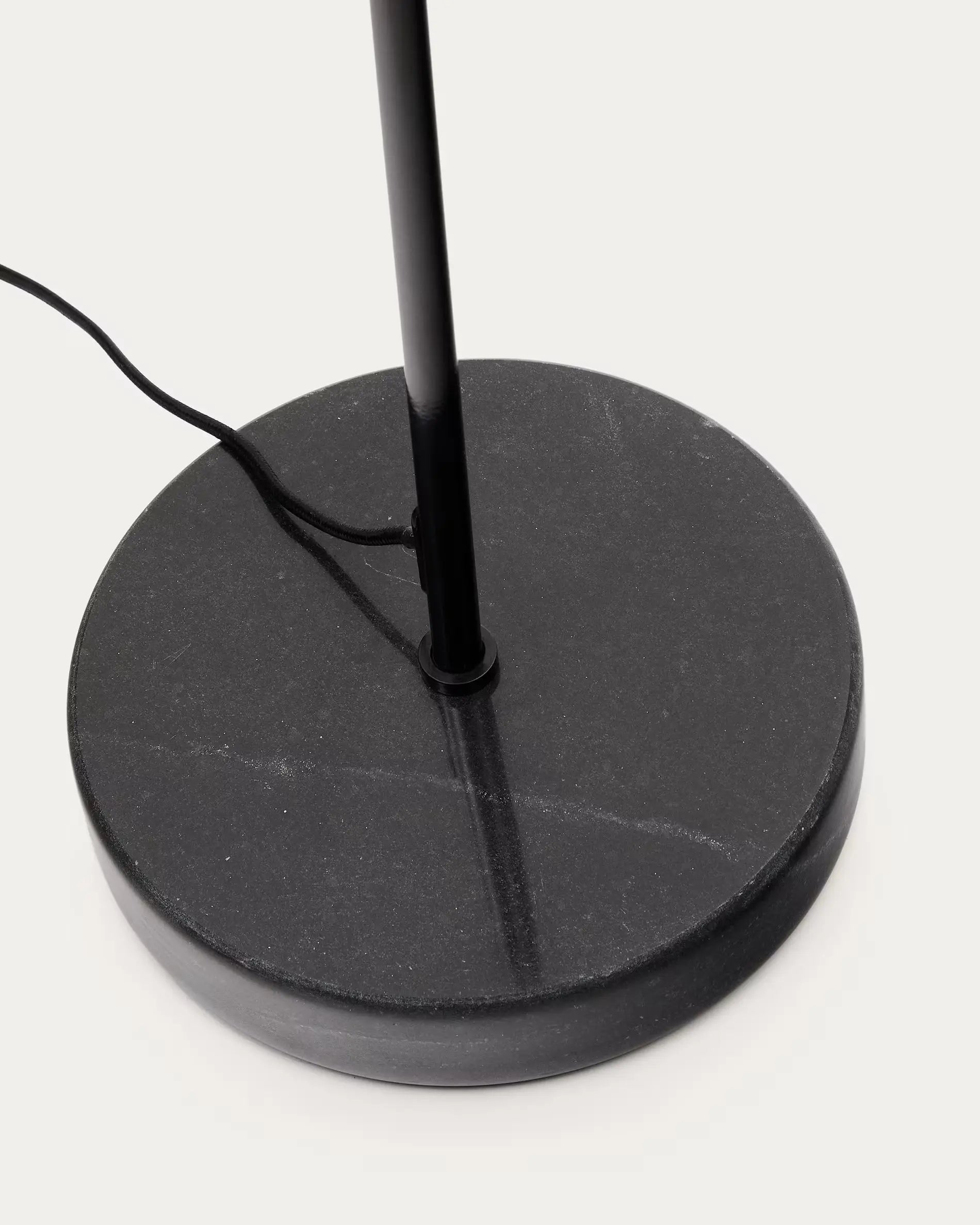 Lampa podłogowa SAYRA czarny – Kave Home