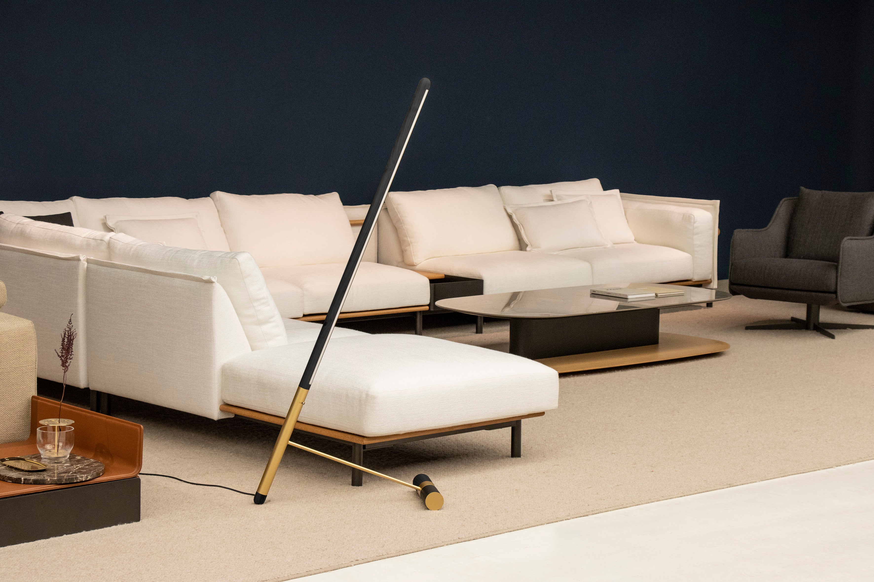 Lampa podłogowa LINEA D czarne drewno jesionowe z mosiężnym wykończeniem