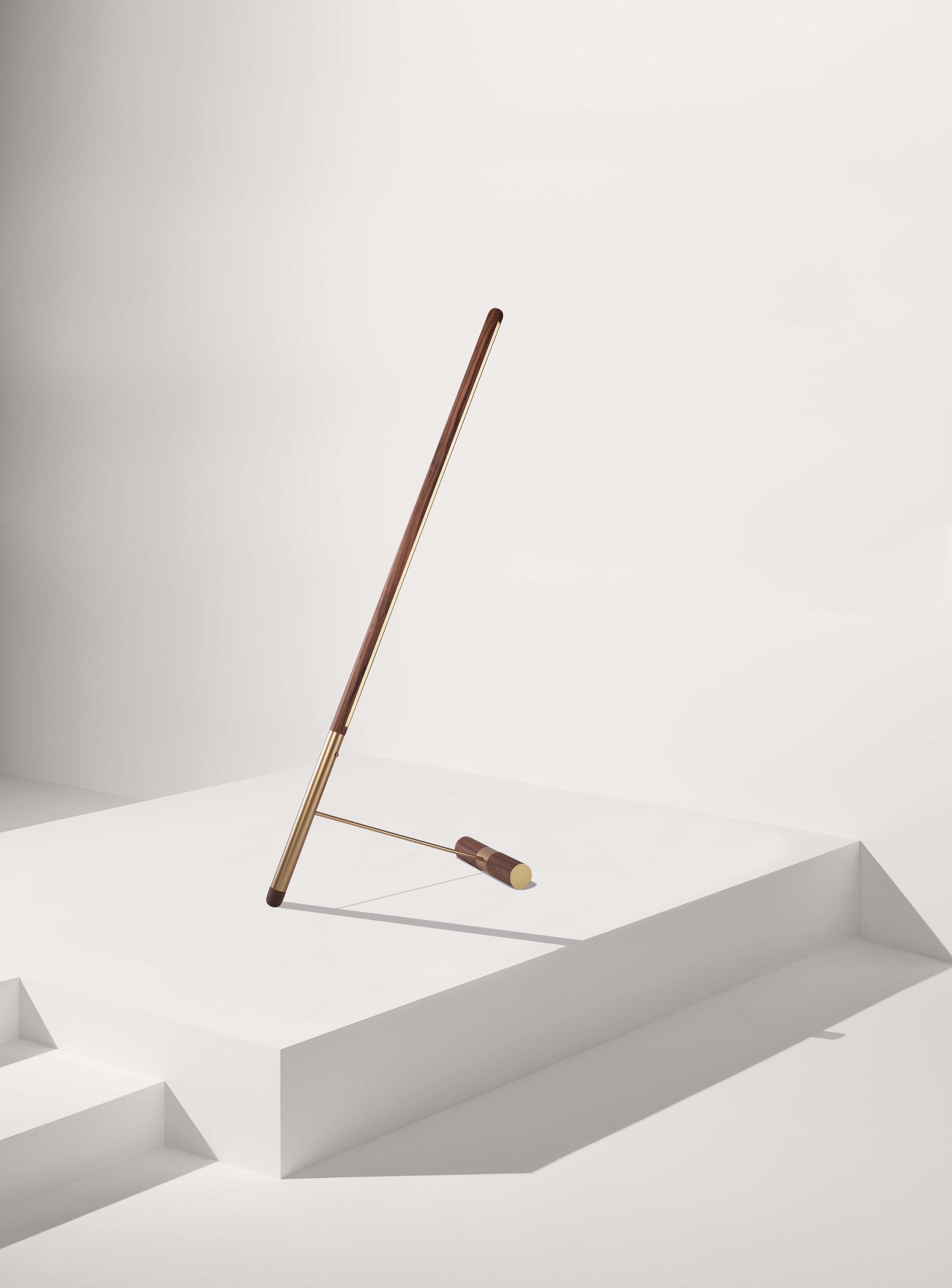 Stehlampe LINEA D Nussbaum mit messingfarbener Oberfläche