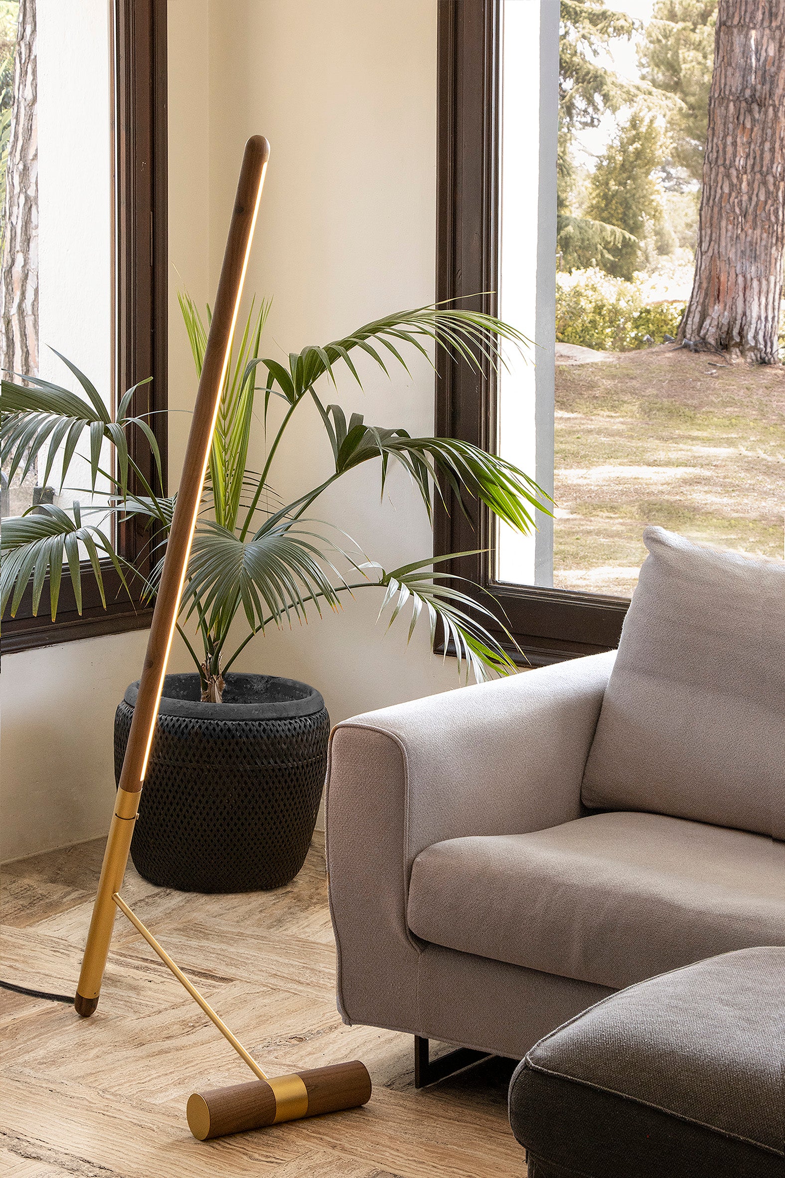 Stehlampe LINEA D Nussbaum mit messingfarbener Oberfläche