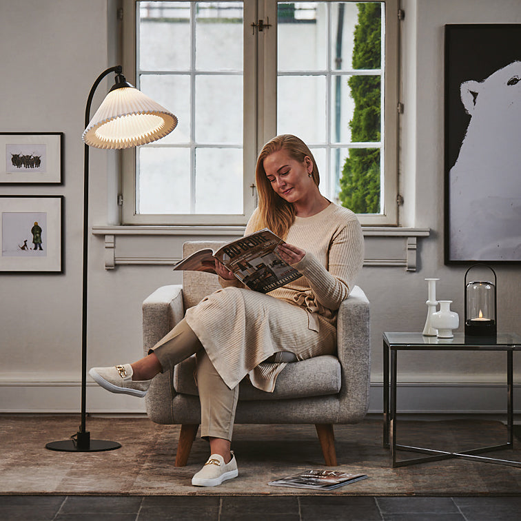 Lampa podłogowa MODEL 368 biały z czarną podstawą