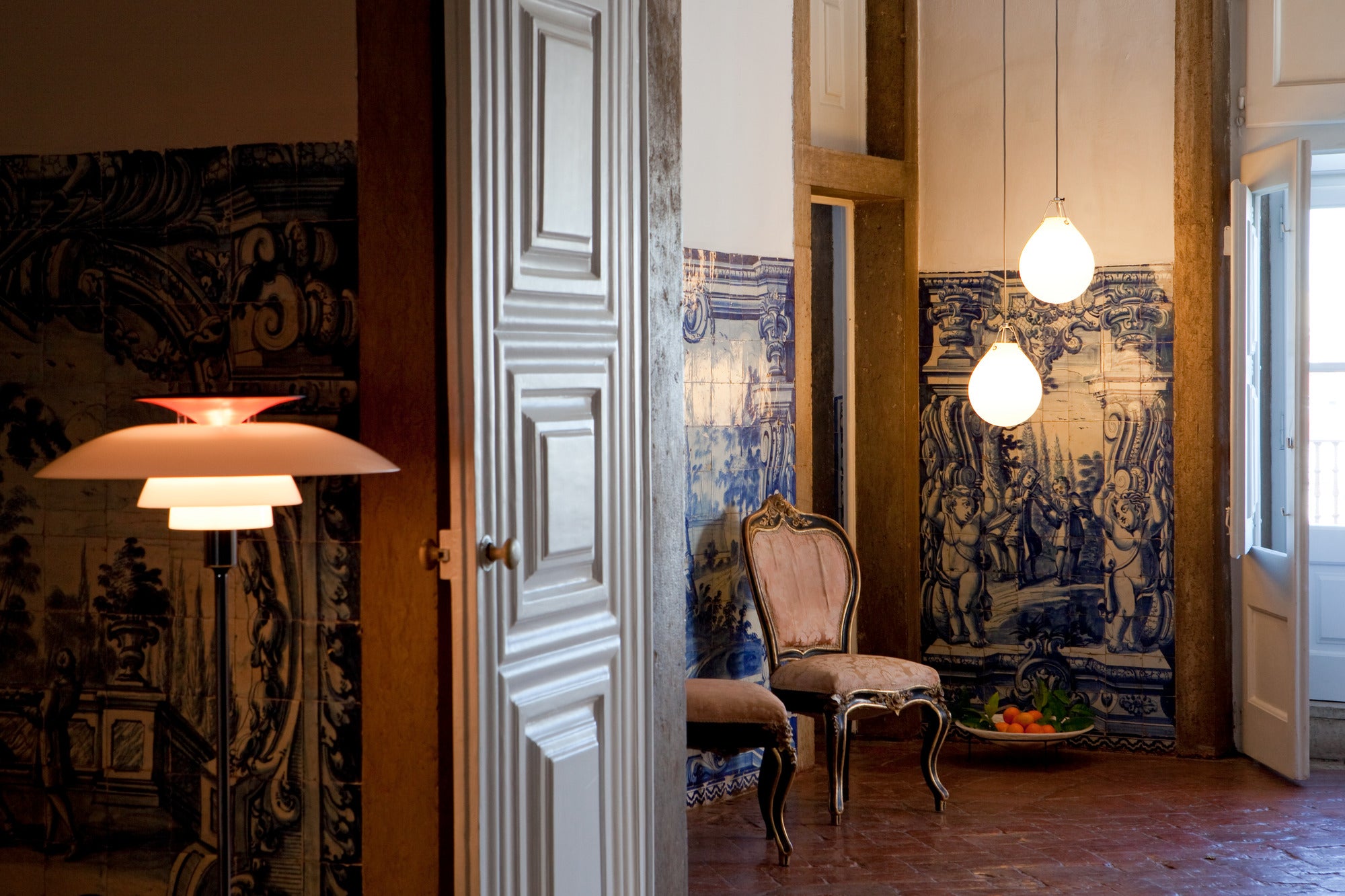 Lampa podłogowa PH 80 biały z chromowaną podstawą