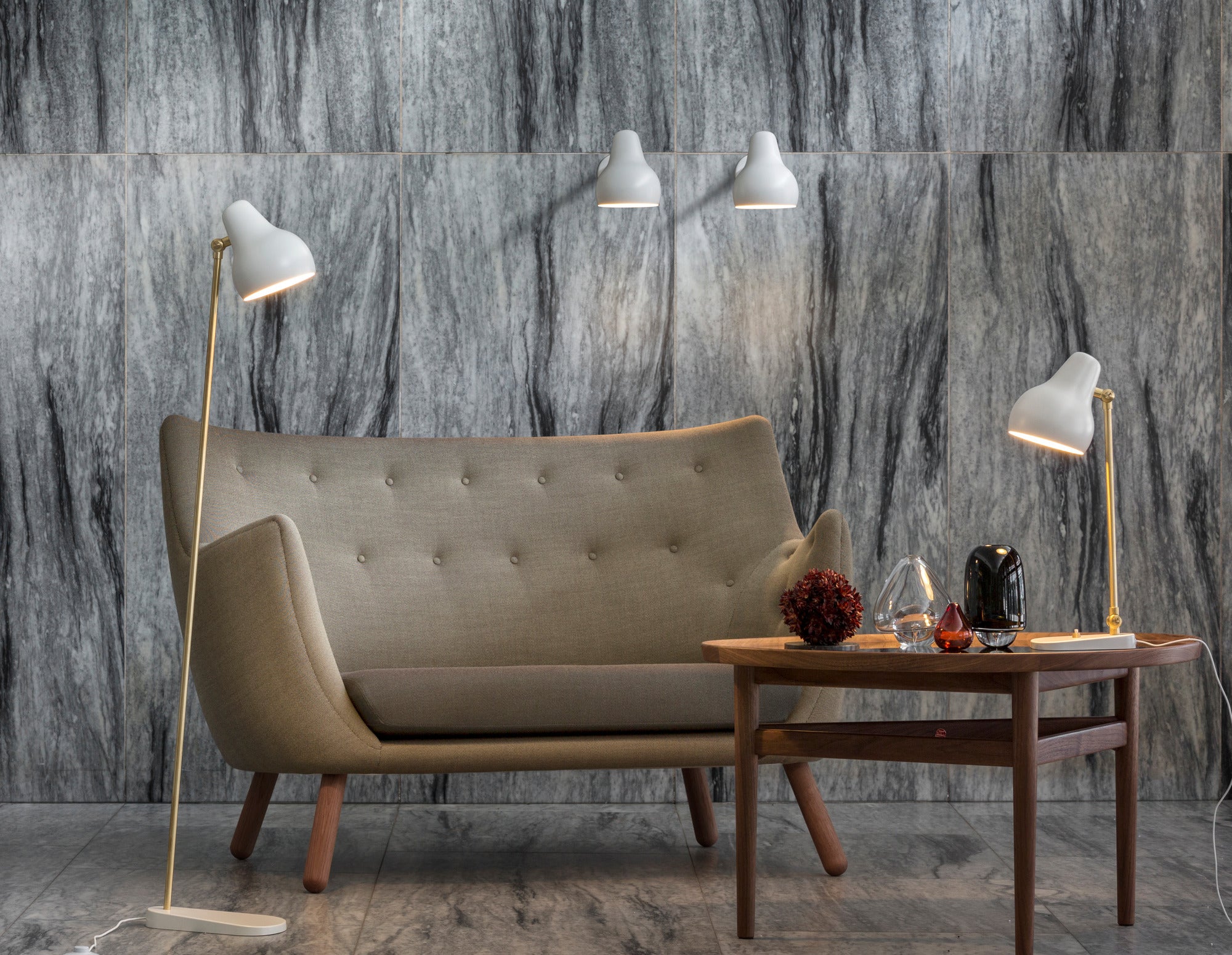 Lampa podłogowa VL 38 biały ze złotym wykończeniem