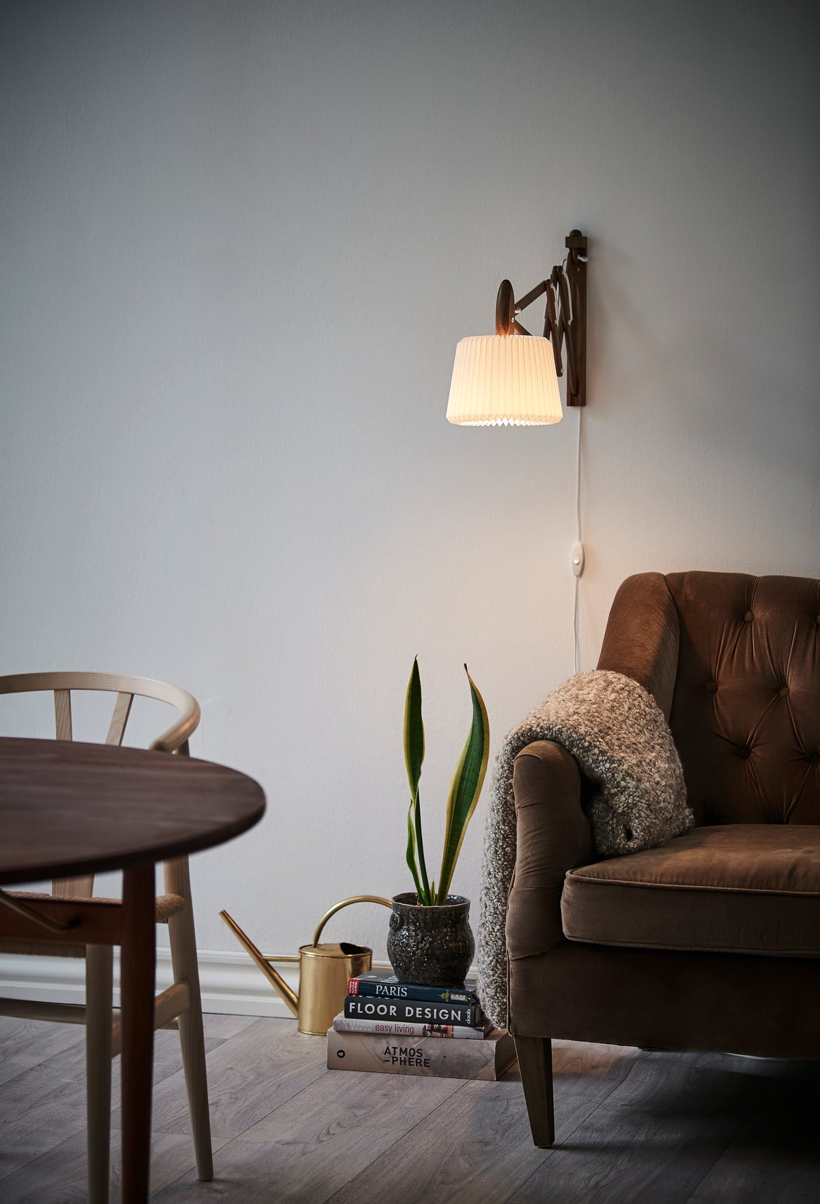 Lampa ścienna MODEL 223 120 SAX biały z jasną dębową podstawą