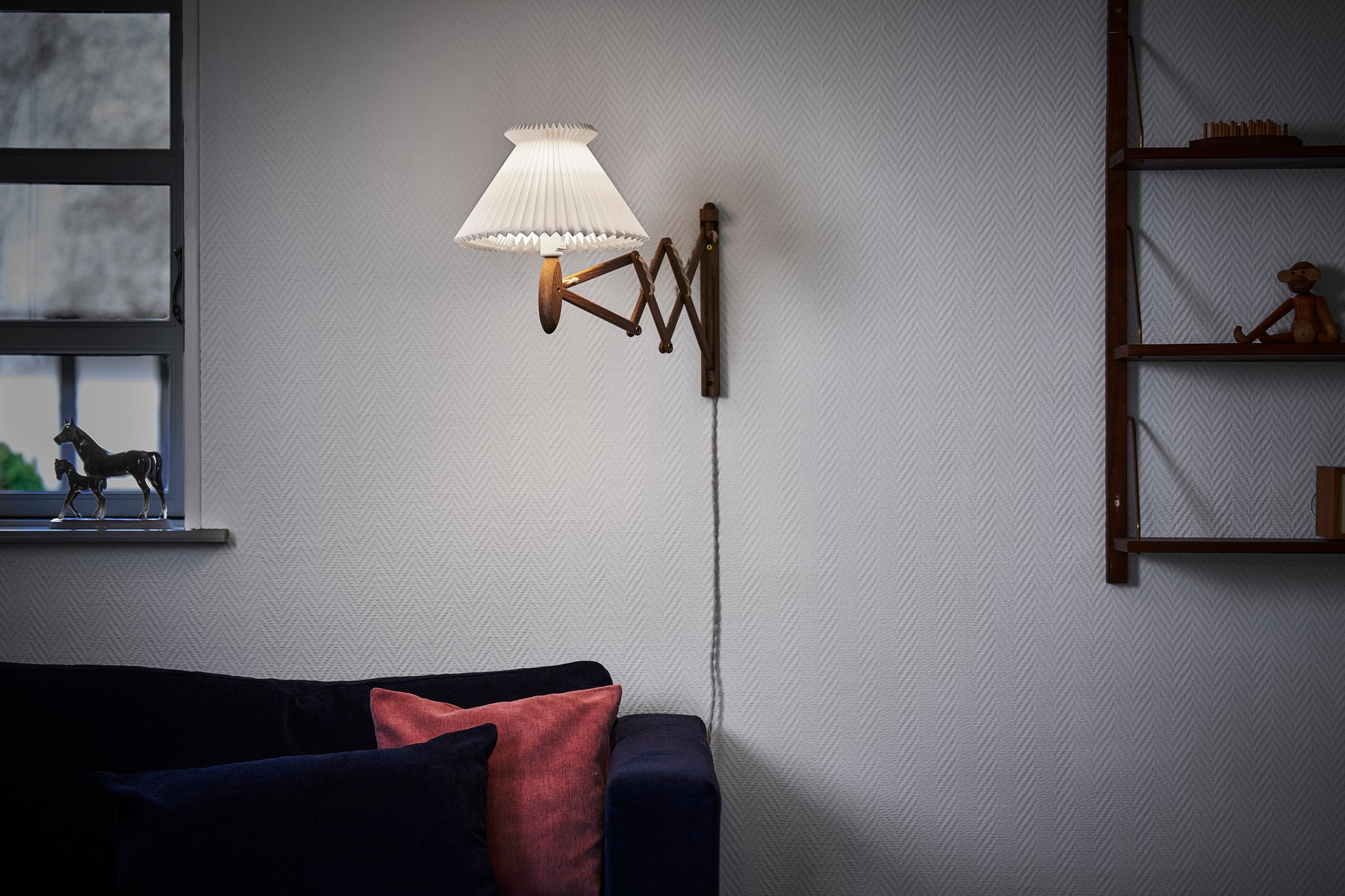 Lampa ścienna MODEL 224 6/21 SAX ANNIVERSARY biały z ciemną dębową podstawą