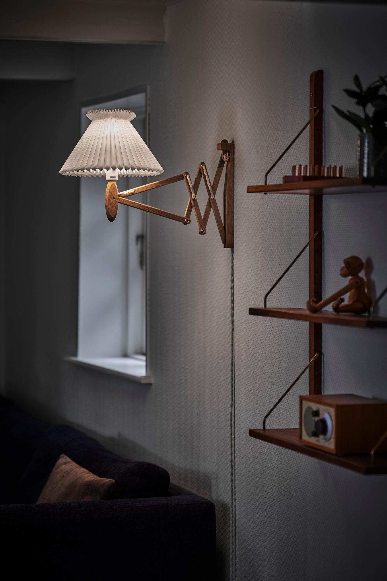 Lampa ścienna MODEL 224 6/21 SAX ANNIVERSARY biały z ciemną dębową podstawą