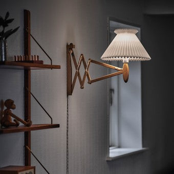 Lampa ścienna MODEL 224 6/21 SAX ANNIVERSARY biały z ciemną dębową podstawą