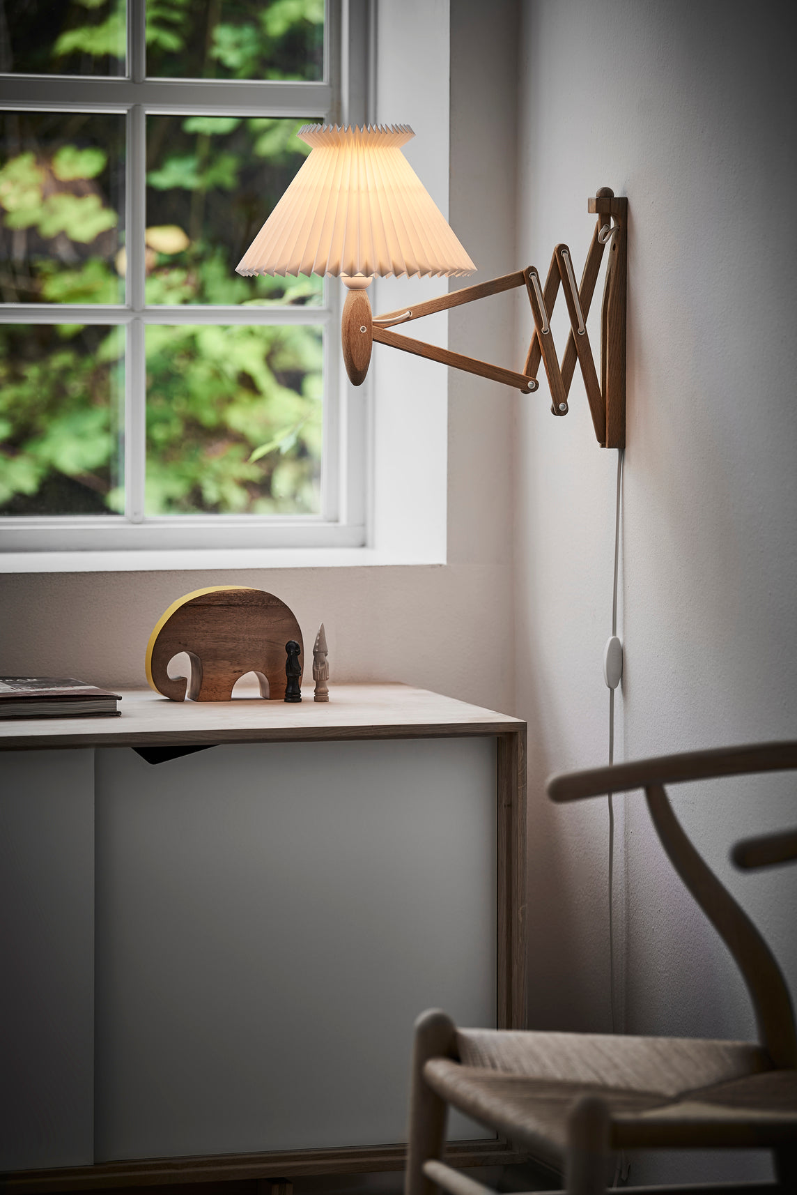 Lampa ścienna MODEL 224 6/17 SAX biały z ciemną dębową podstawą