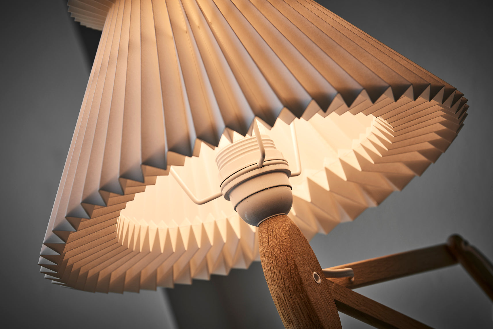 Lampa ścienna MODEL 224 6/17 SAX biały z jasną dębową podstawą