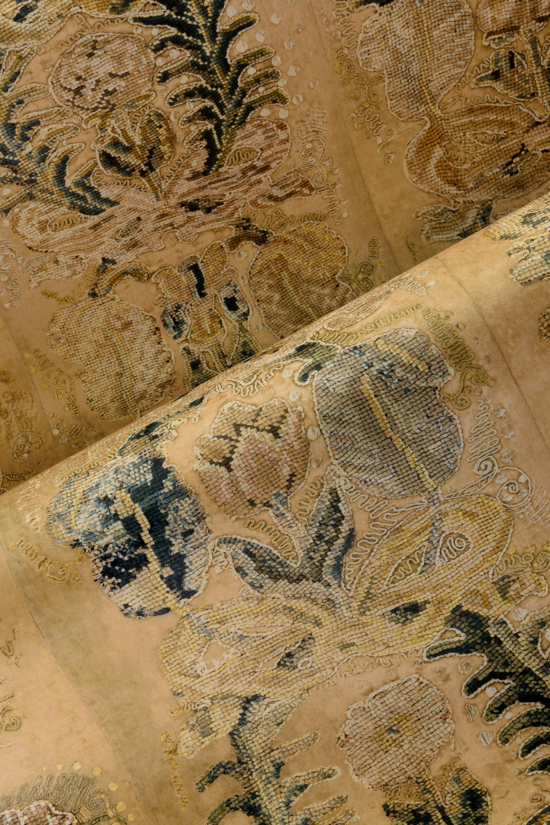 Tapeta tekstylna z motywem roślinnym ORNAMENT złoty z zielonym