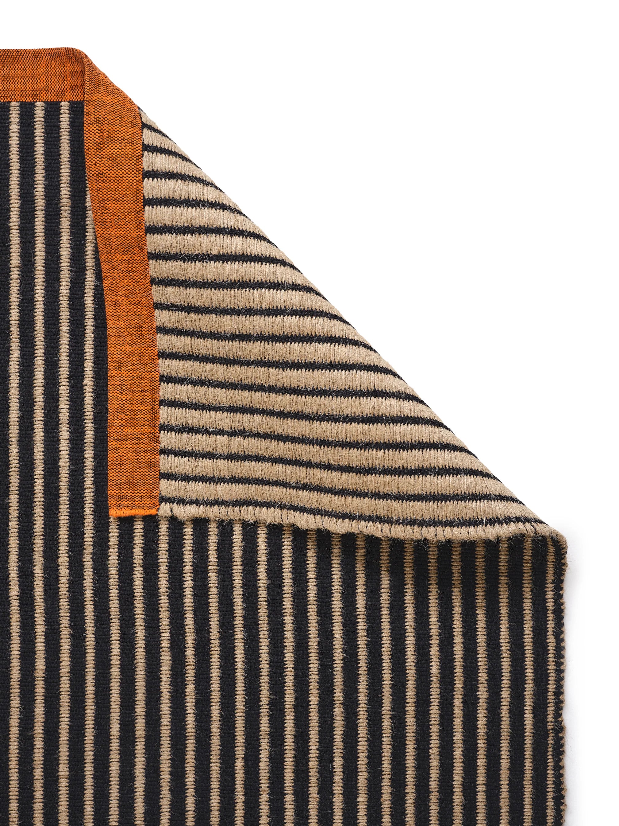 LINE rug black with orange
