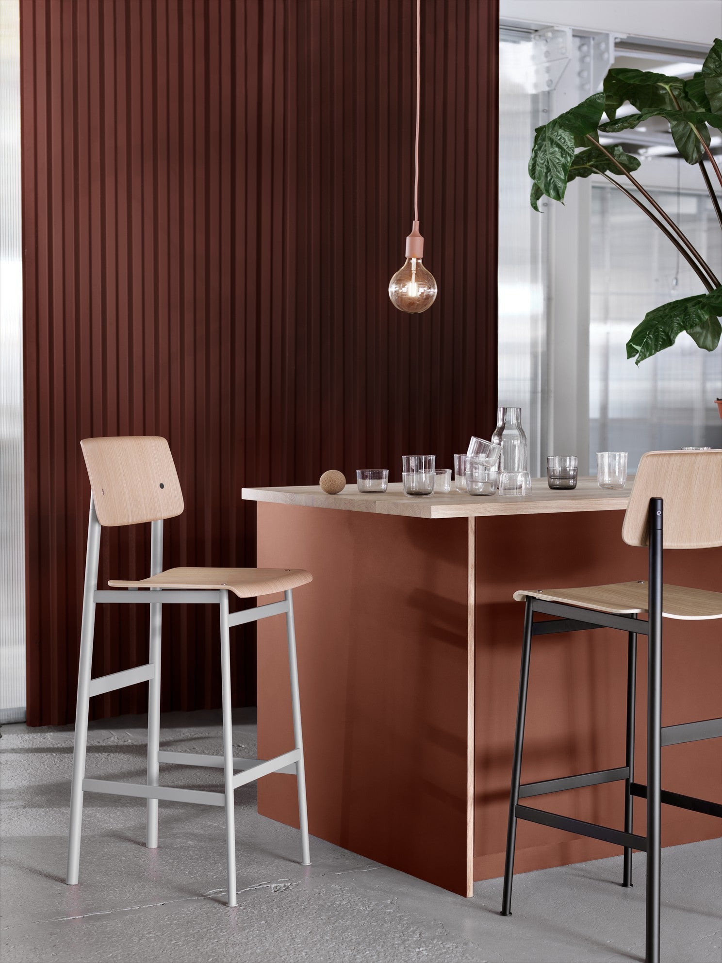 Krzesło barowe LOFT fornir dębowy z czarną podstawą