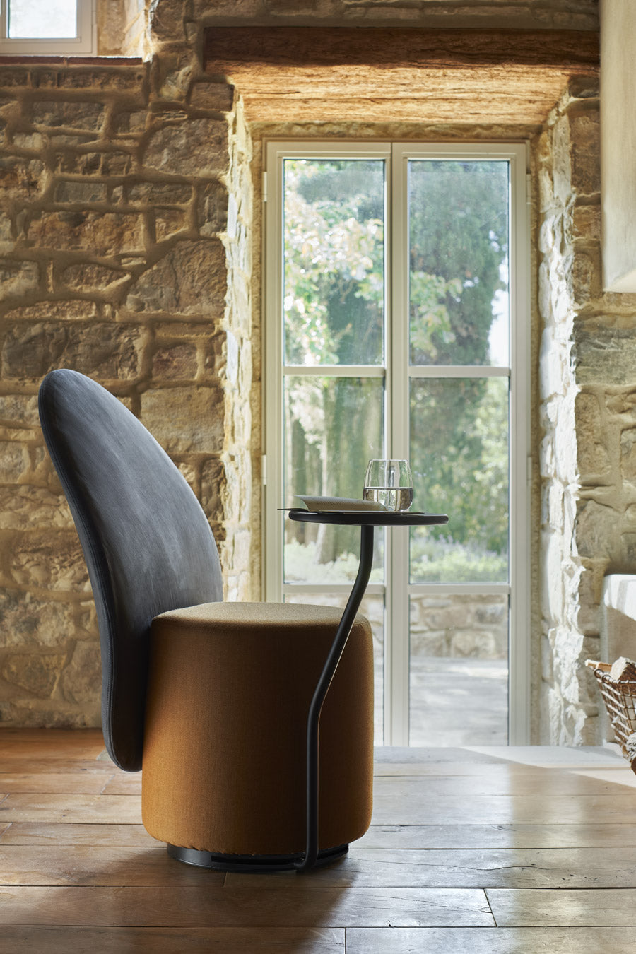 LOOMI upholstered armchair with table