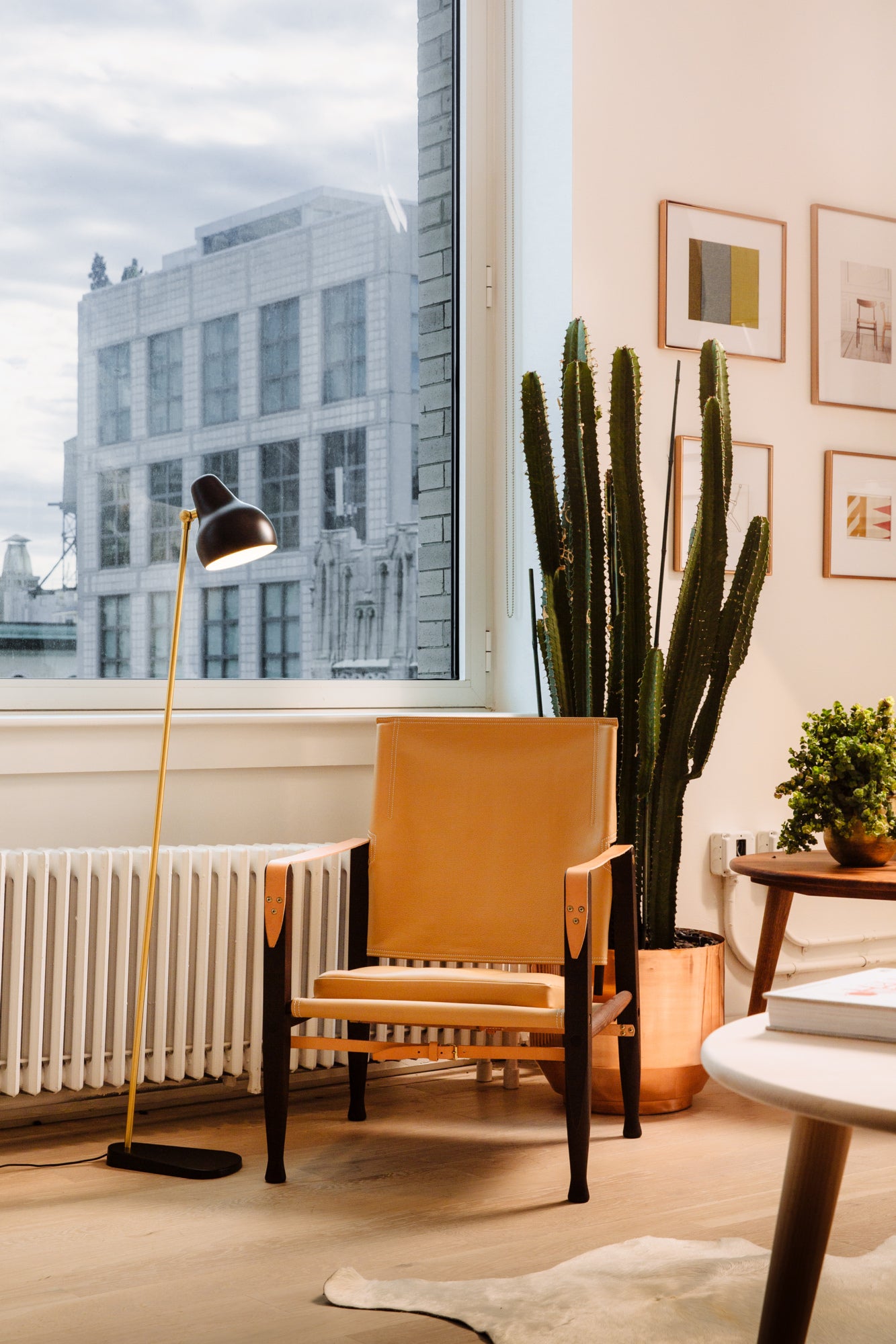 VL 38 floor lamp black with gold finish